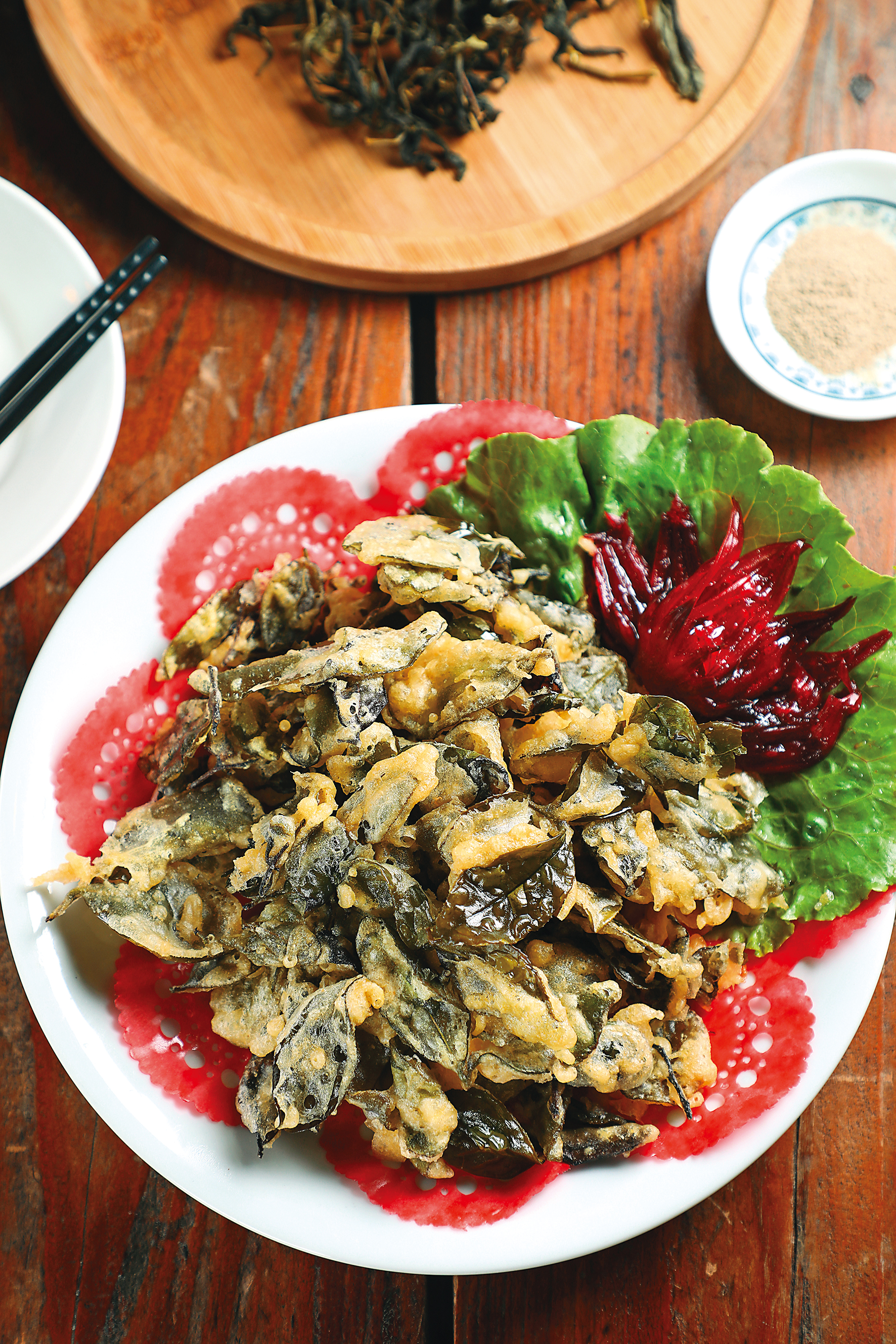 「炸茶葉香酥脆」將茶葉裹漿油炸，滋味清爽。（150元／份）