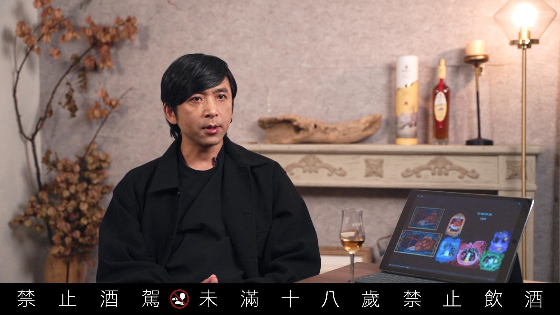 邊喝威士忌邊受訪，激發黃清毅感性的一面。