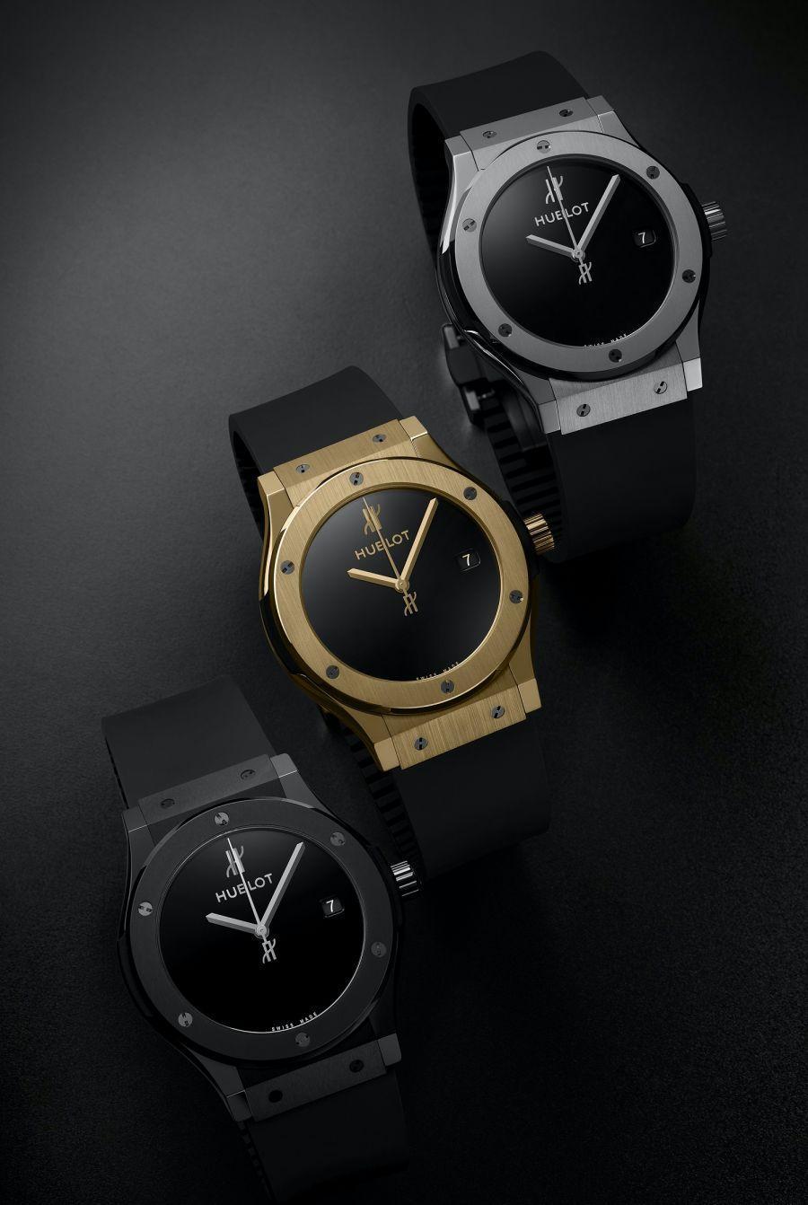 HUBLOT為慶祝品牌創立40週年推出1980年經典融合系列的40周年紀念腕錶。HUBLOT Classic Fusion 40 Years Anniversary╱功能：時、分、秒指示；日期顯示╱機芯：自動上鏈機芯╱定價：約NT$259,000（鈦金款，限量200只）╱約NT$324,000（陶瓷款，限量200只）╱約NT$782,000（黃金款，限量100只）