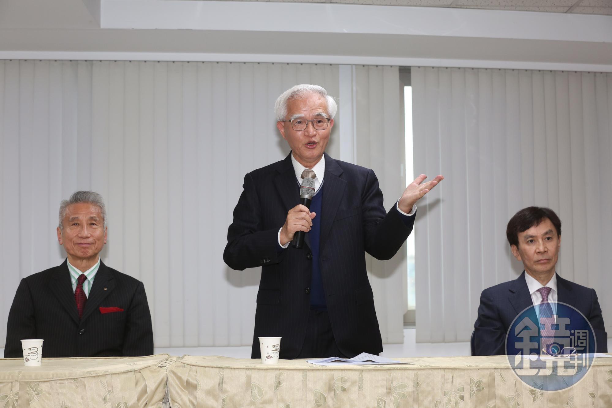 王光祥（左）攜手大同新任董事長盧明光（中）、總經理鍾依文（右）一同召開記者會。