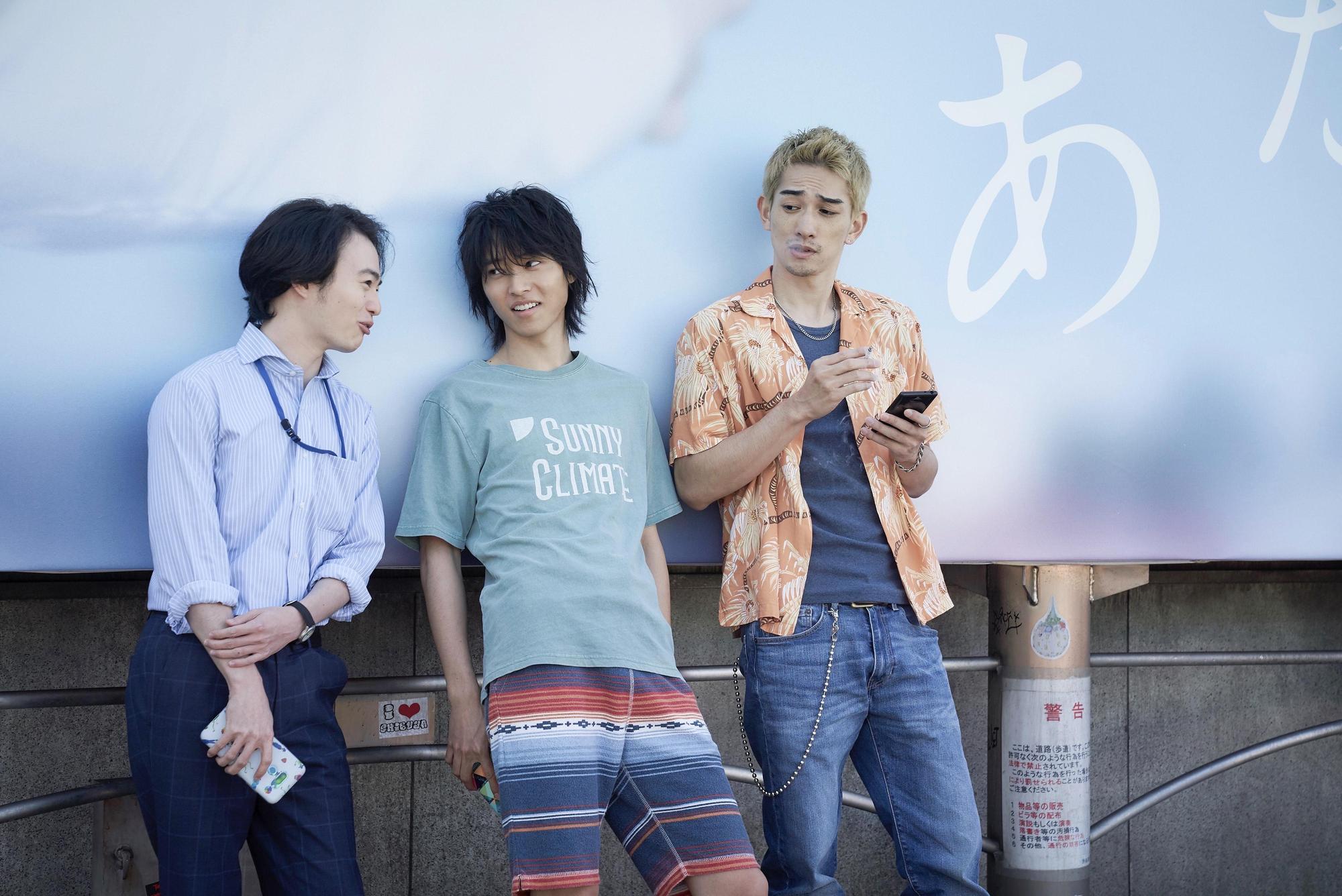 《今際之國的闖關者》中張太(左起)、有栖、苅部在澀谷車站前的看板集合,但最初原先想將集合地點設定在另一方向的星巴克前面,礙於成本做出調整。(Netflix提供)
