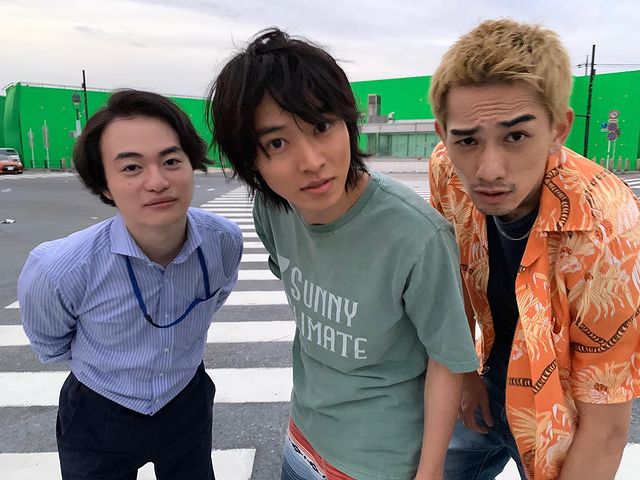 森永悠希(左起)、山崎賢人、町田啓太在劇中是高中死黨,意外進入「今際之國」。(翻攝自山崎賢人Instagram)