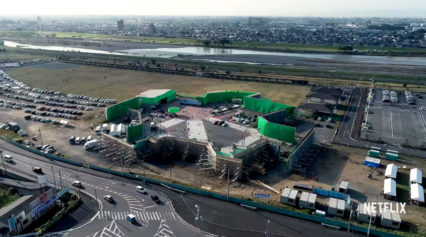 澀谷場景搭設在栃木縣足利市戶外,占地面積驚人。(翻攝自Netflix Youtube畫面)