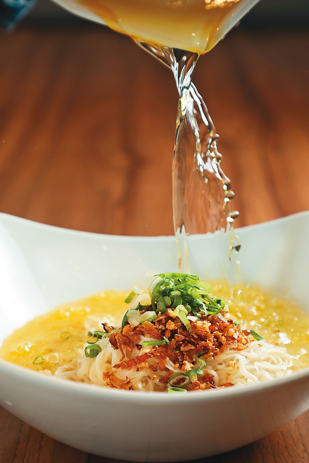 「茶油麵線」現淋熱騰騰的茶油，手工麵線傳達暖意。（180元／份）