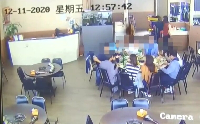 女子無視自主健康管理規定，完成居檢就約朋友吃鍋，慶幸當日店內生意沒那麼好，周遭較少民眾。（高雄衛生局提供）