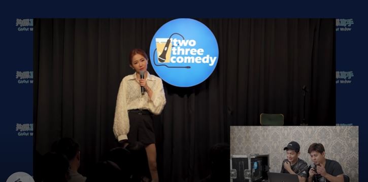 謝忻上喜劇節目，拿自己的不倫戀當笑話。（翻攝自STR Network YouTube頻道）