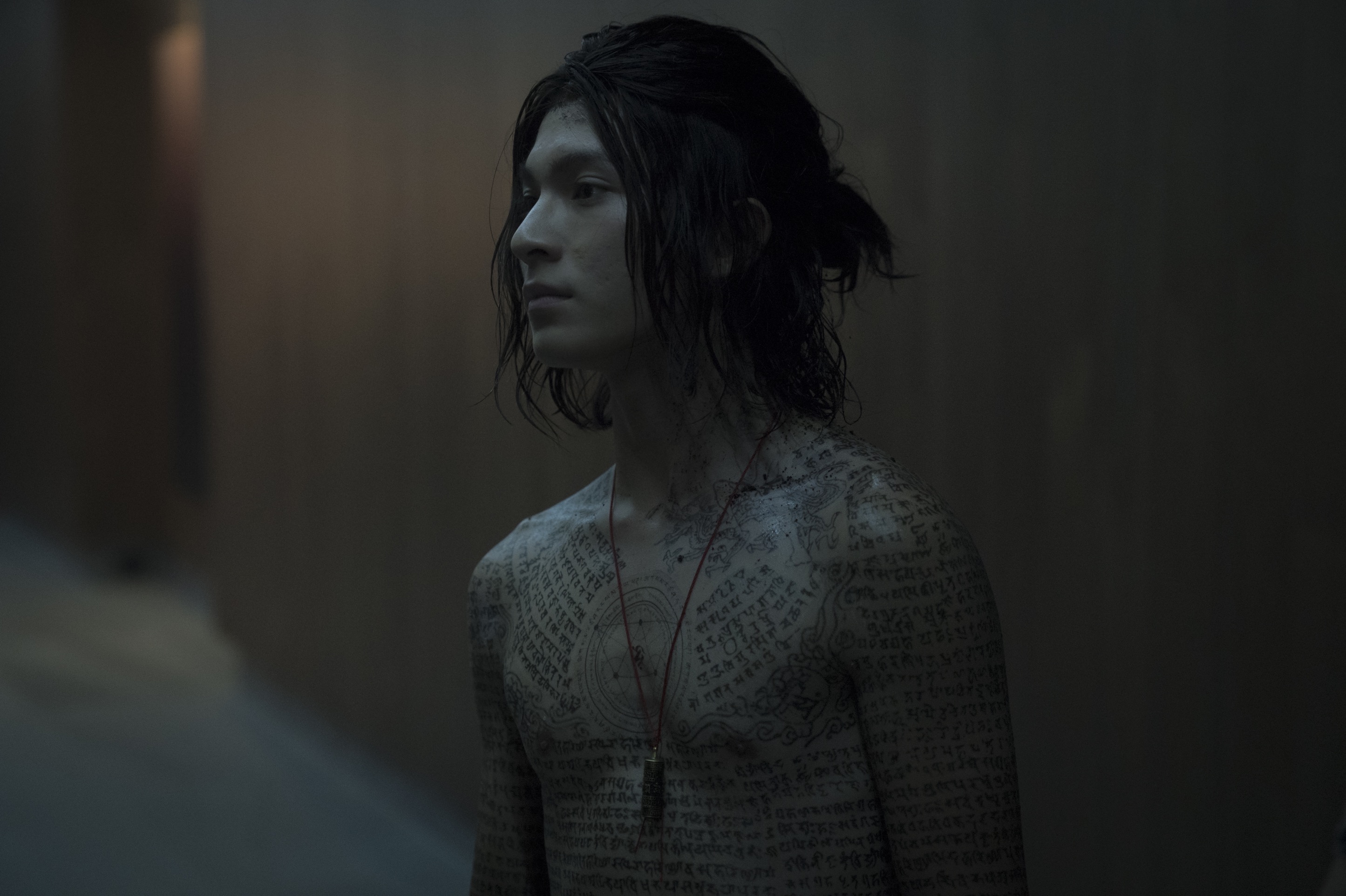 林暉閔為戲全身畫滿經文，角色相當怪異。（威視提供）