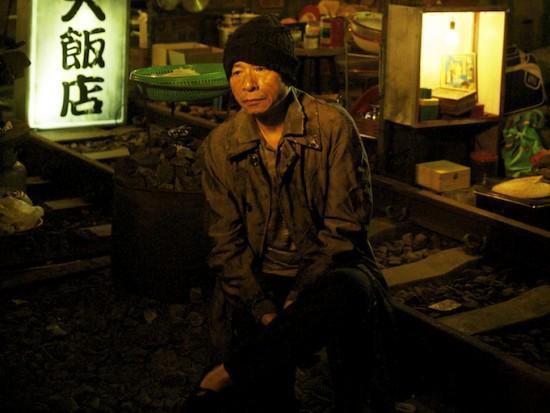 電影《總舖師》裡吳念真飾演的「憨人師」造型有如街友。(牽猴子提供)