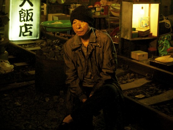 電影《總舖師》裡吳念真飾演的「憨人師」造型有如街友。（牽猴子提供）