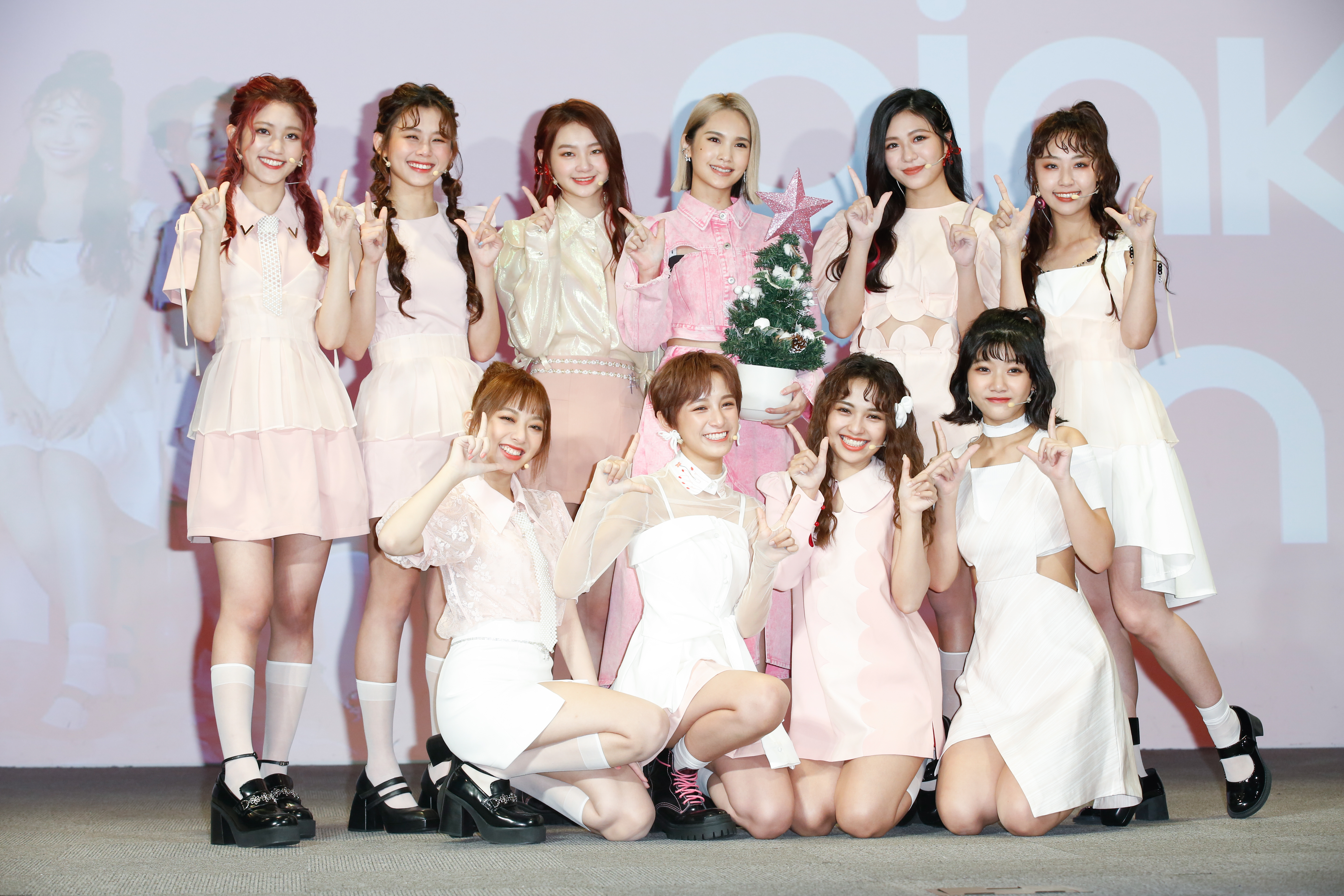 楊丞琳特別送上「星星耶誕樹」，希望「PINK FUN」在25日耶誕節發片當天能像星星一樣「發光發熱」。