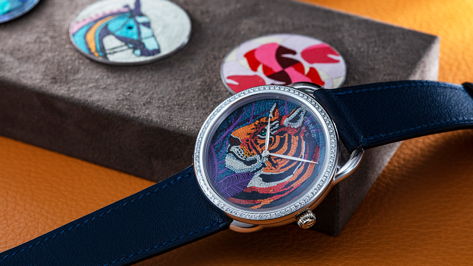 HERMÈS Tyger Tyger｜皮革馬賽克是愛馬仕研發的工藝，將三千餘片皮革方磚拼成圖案，再取中央部分裁切成面盤大小，最後再將皮革馬賽克熱黏在黃銅錶盤上，一塊面盤大約需要半個月的製作期。建議售價：約NT$ 1,638,300（限量36只）