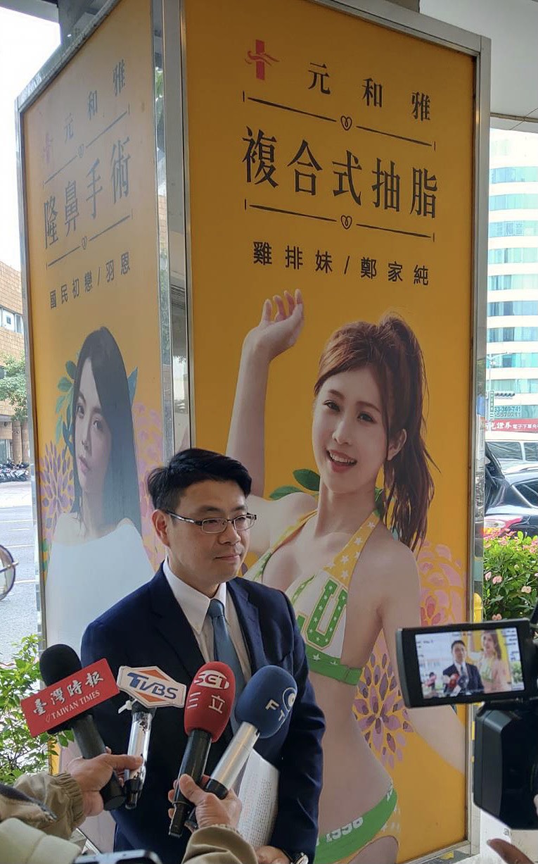 「金牌律師」葛光輝代診所出面受訪,強調看板絕不會撤下。(元和雅提供)