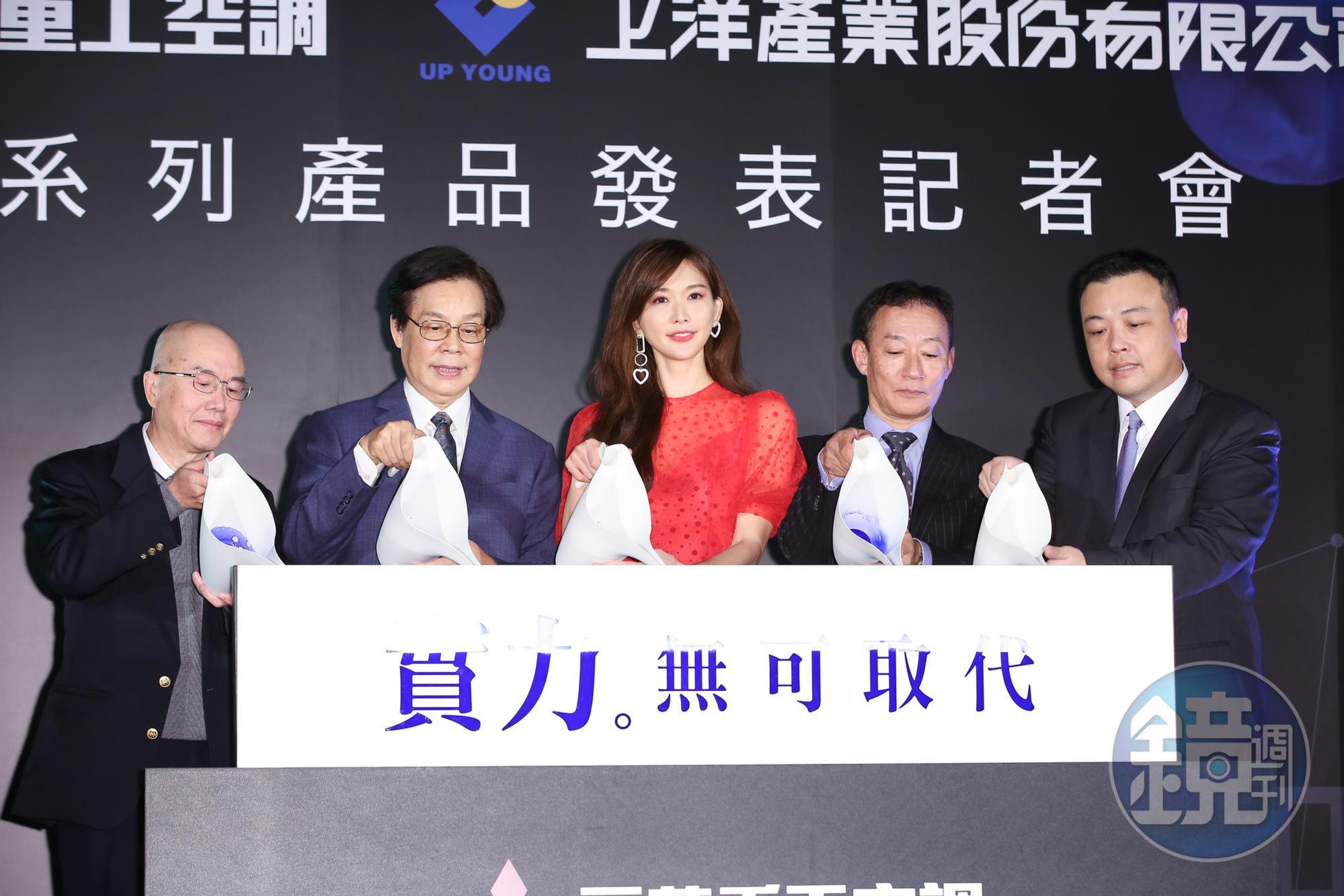 上洋產業董事蘇室安(左)、上洋產業董事長吳明富(左2)、三菱重工台北分公司總經理法性則武(右2)、上洋產業執行長吳國華(右) 歡迎林志玲(中)成為年度代言人。
