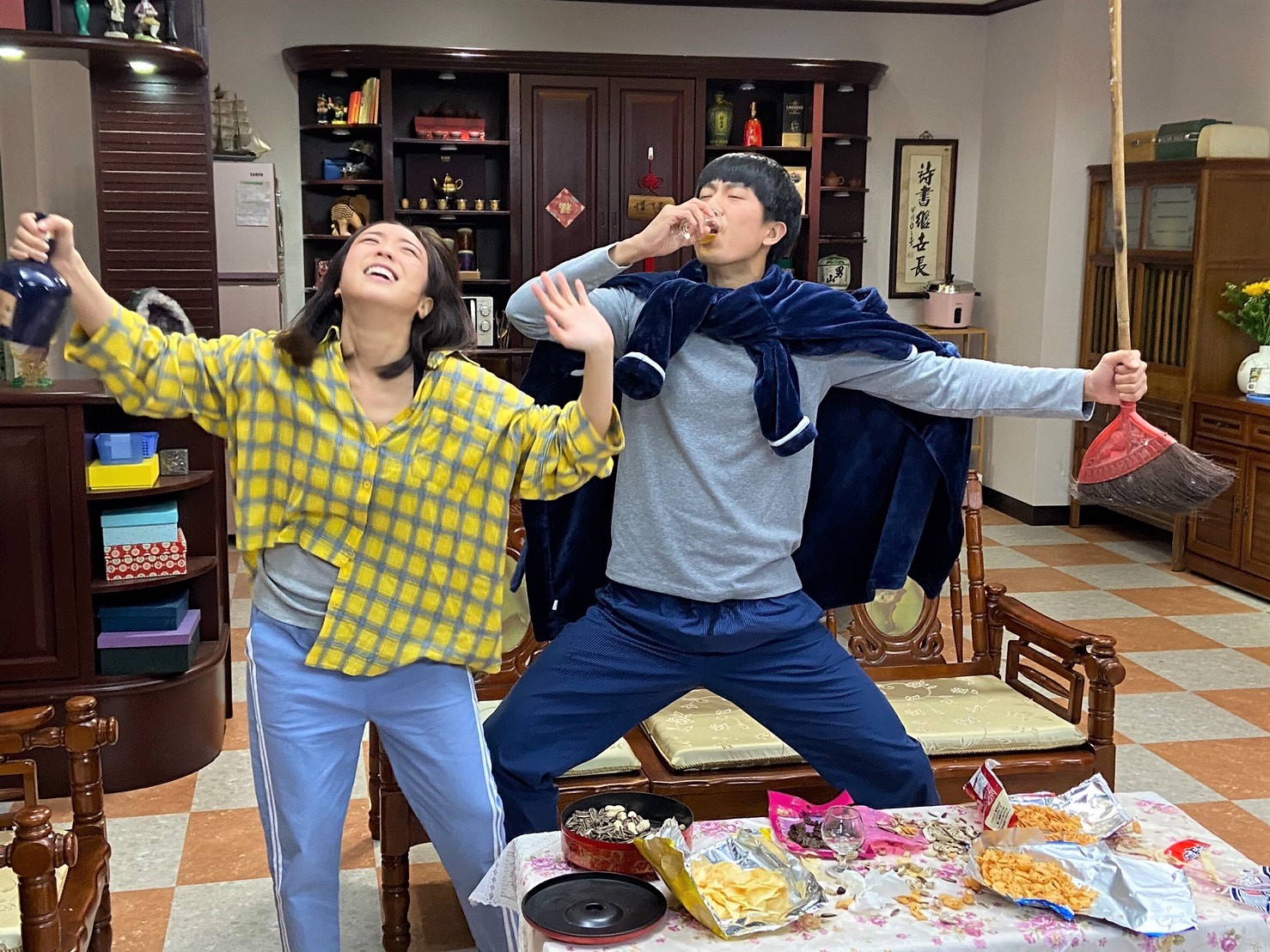 為了拍酒醉戲，梁舒涵和邱昊奇完全捨棄形象，披頭散髮裝瘋，搞笑模樣讓拍戲現場笑聲不斷。（三立提供）