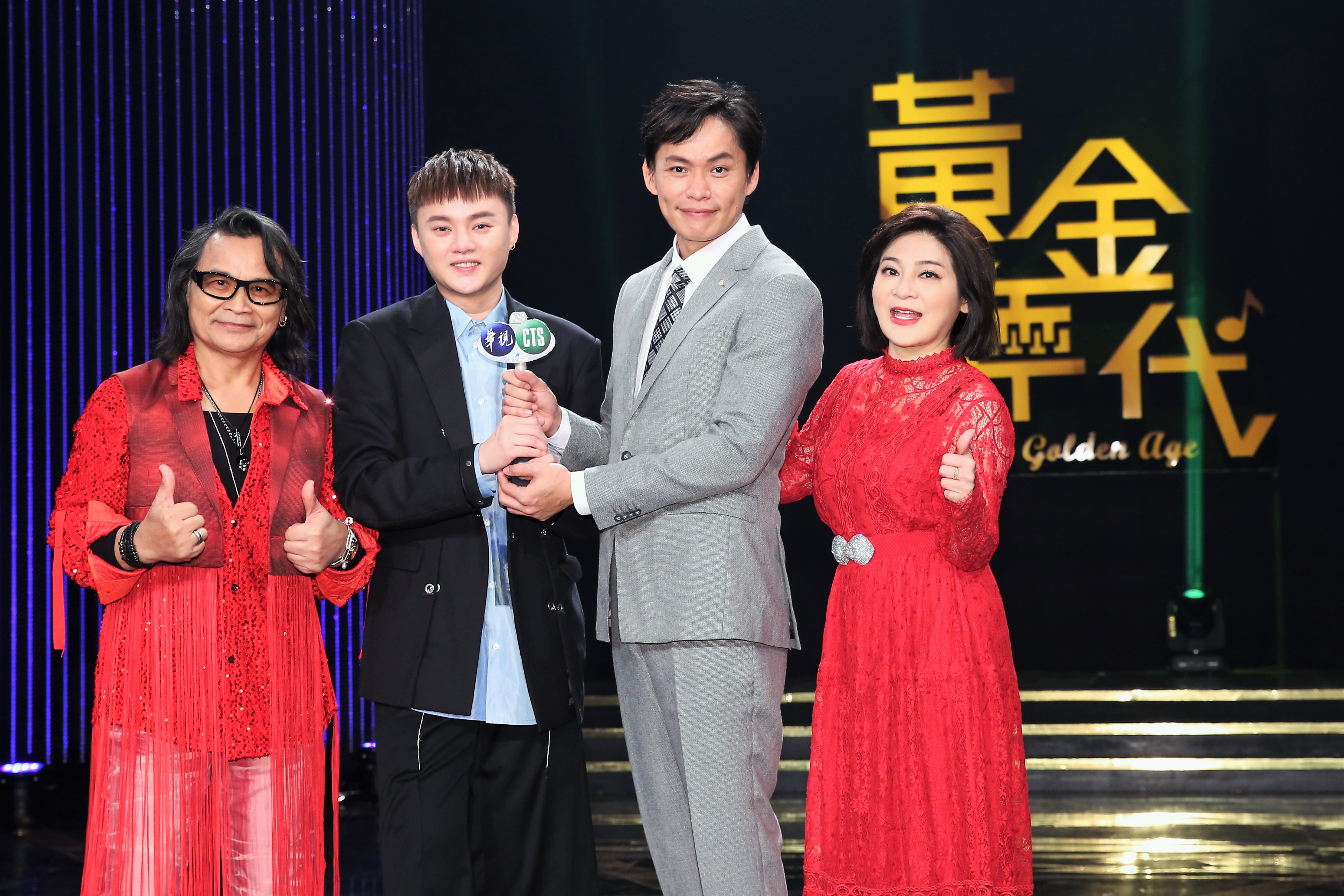 黃鐙輝（右2）從許富凱（左2）手中接下《黃金年代》主持棒，正式從來賓變身主持人。