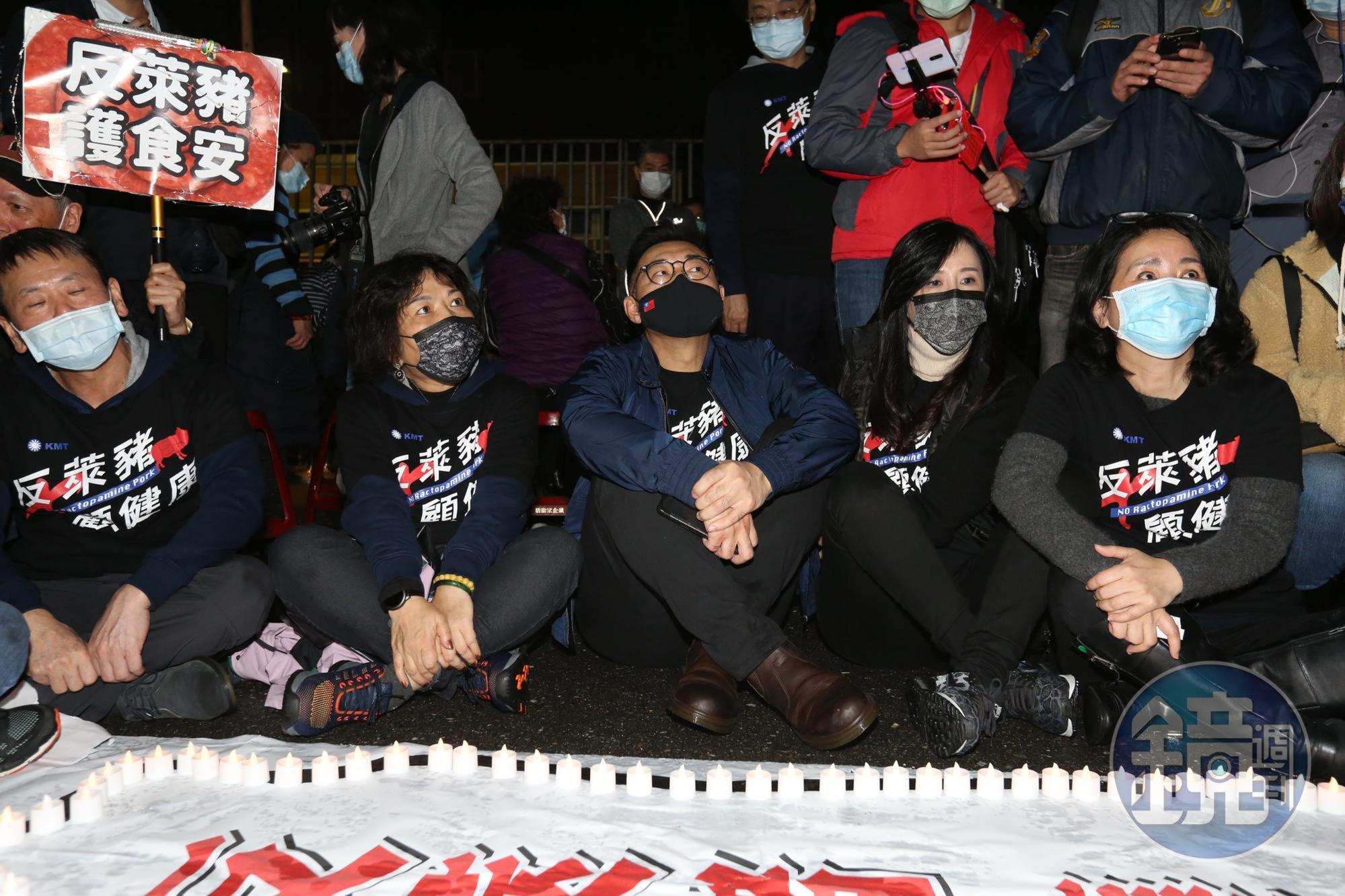 國民黨主席江啟臣,率藍委夜宿街頭重申反萊豬立場。
