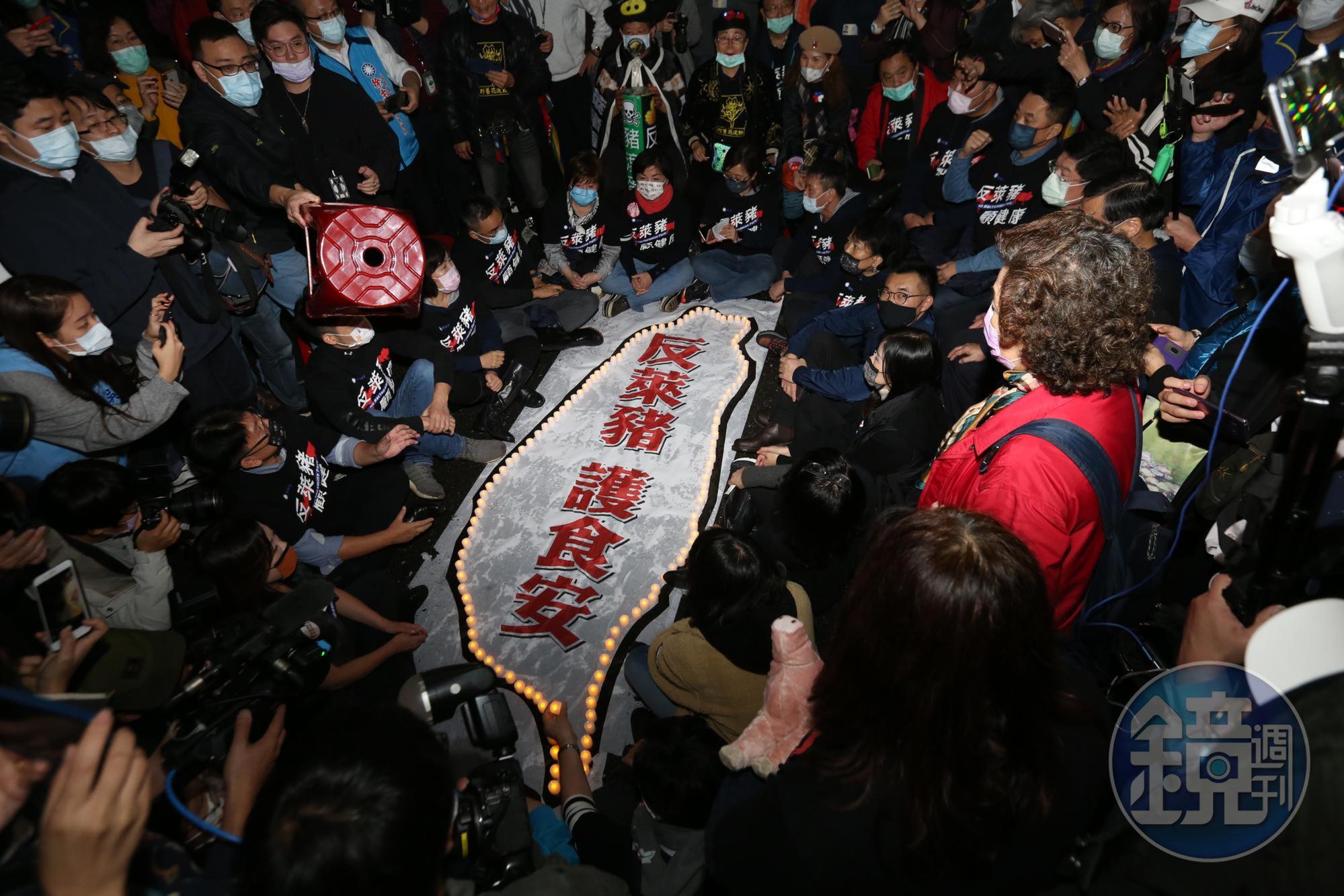國民黨主席江啟臣,率藍委夜宿街頭重申反萊豬立場。