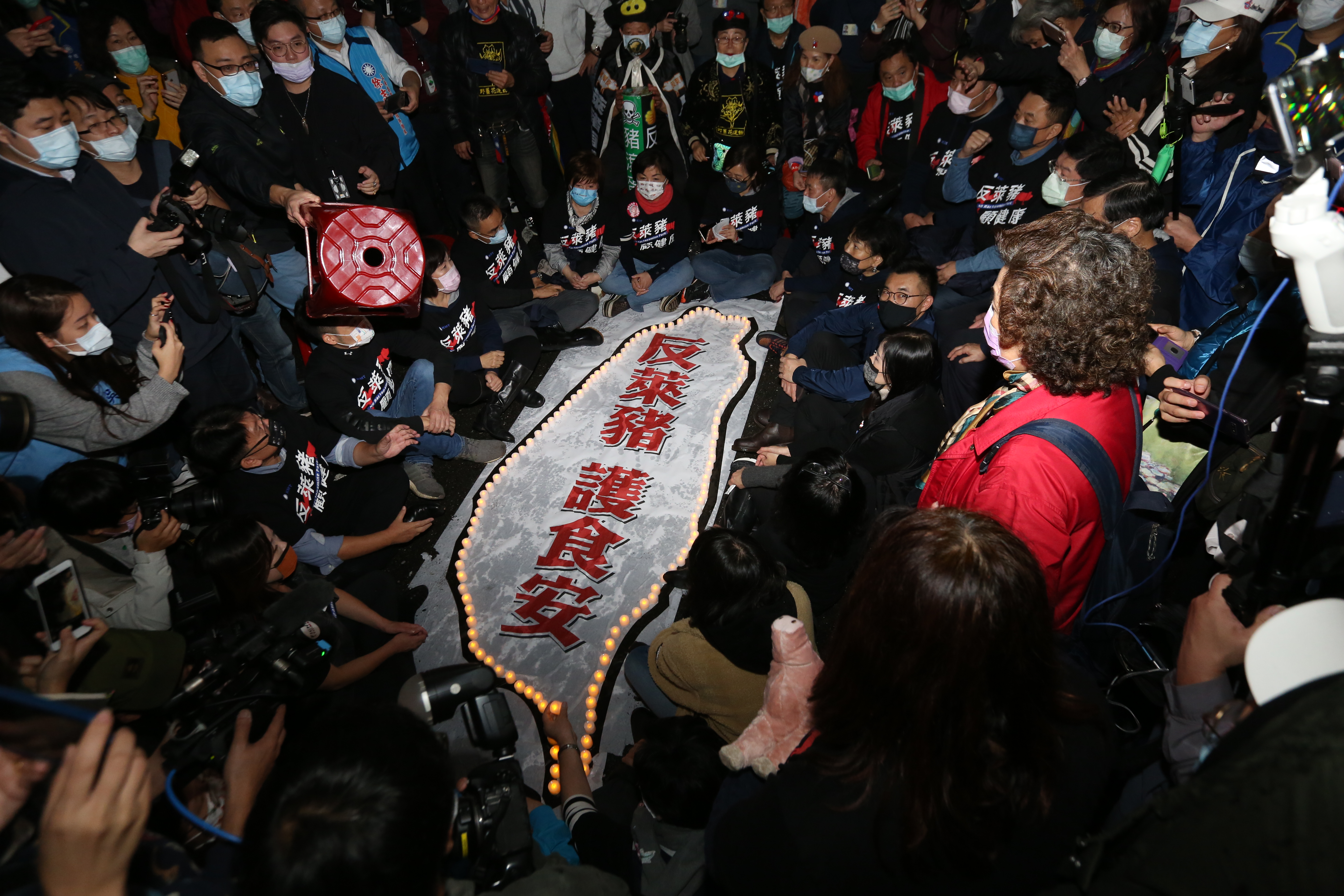 國民黨主席江啟臣,率藍委夜宿街頭重申反萊豬立場。