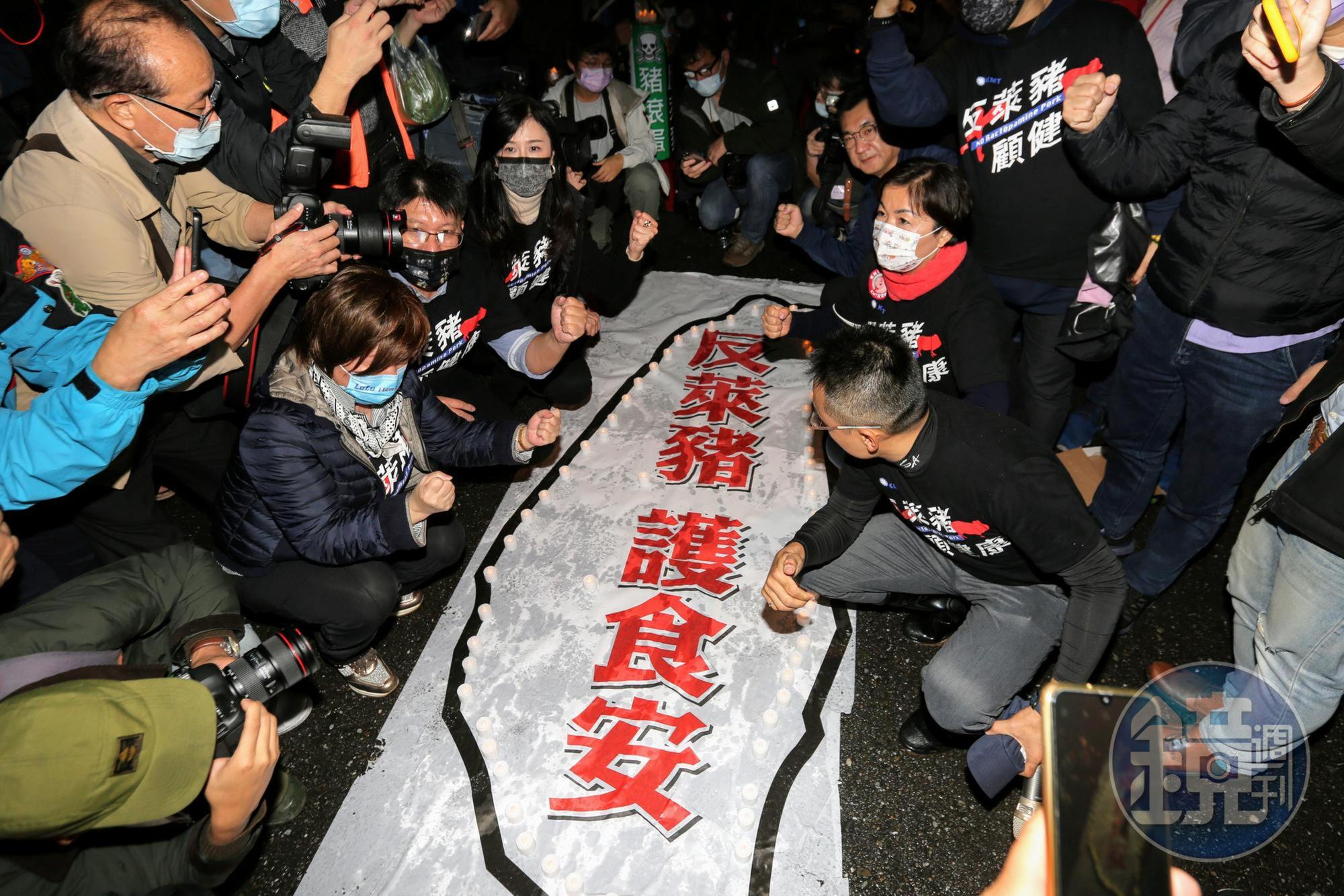 國民黨主席江啟臣,率藍委夜宿街頭重申反萊豬立場。