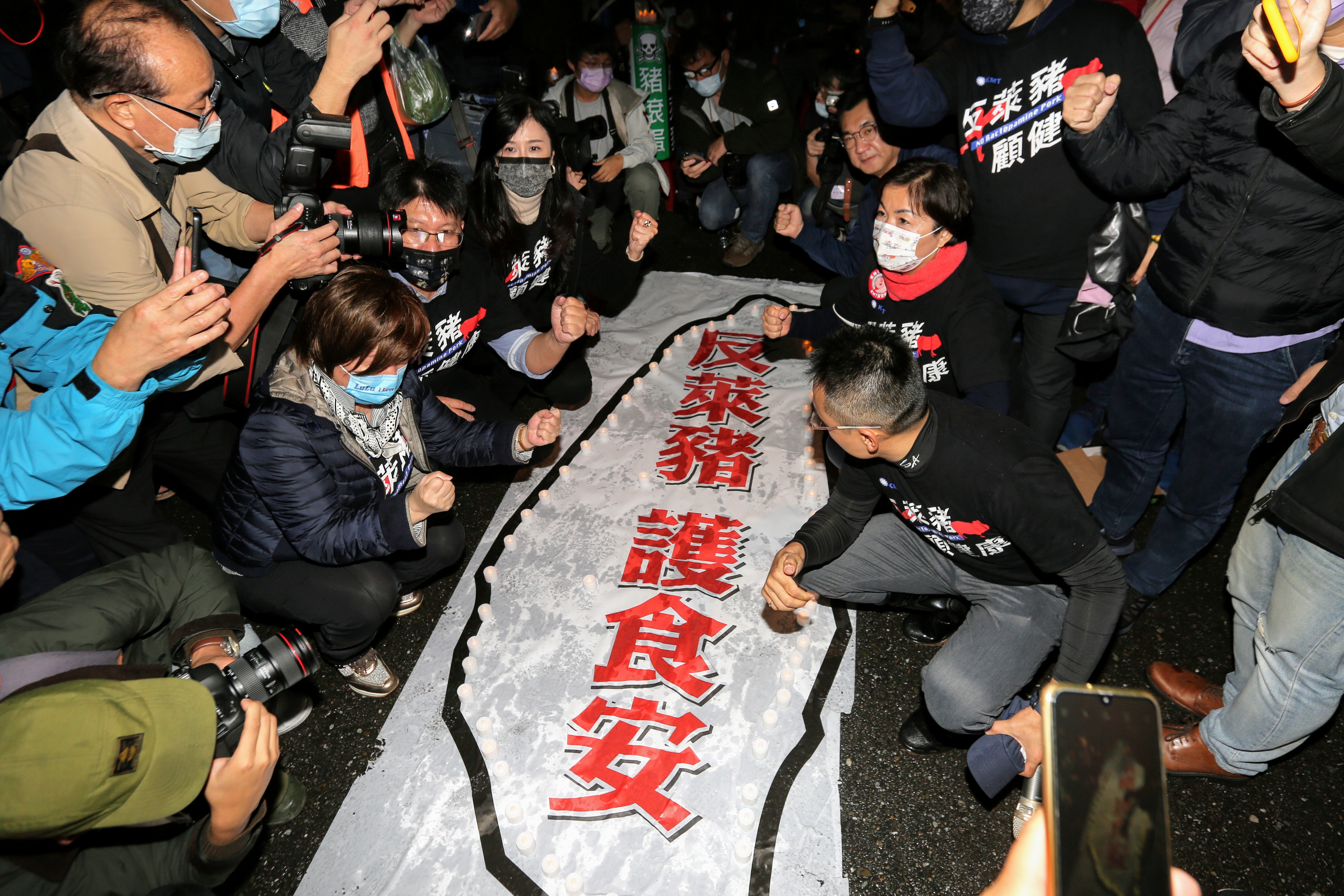 國民黨主席江啟臣,率藍委夜宿街頭重申反萊豬立場。