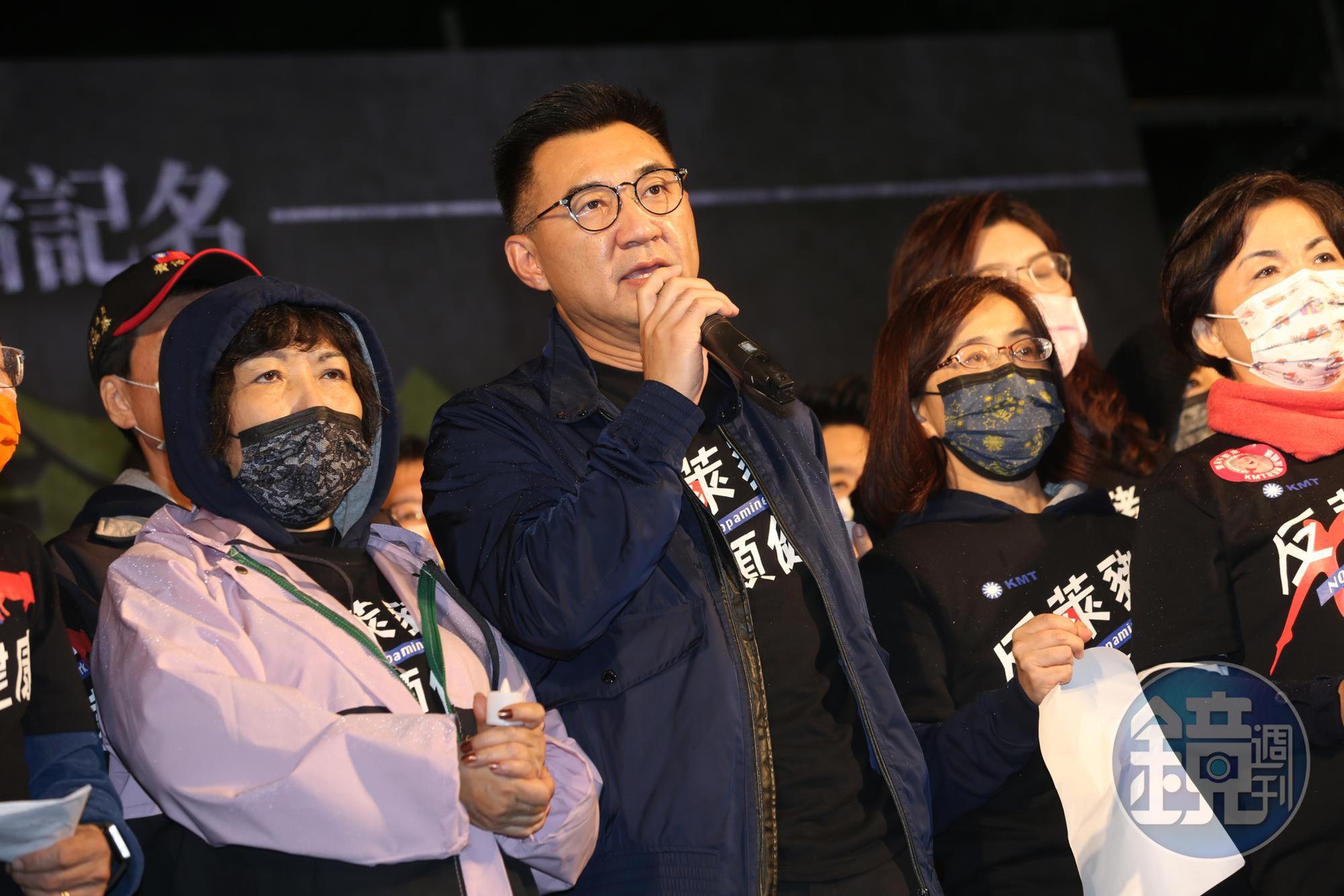 國民黨主席江啟臣,率藍委夜宿街頭重申反萊豬立場。