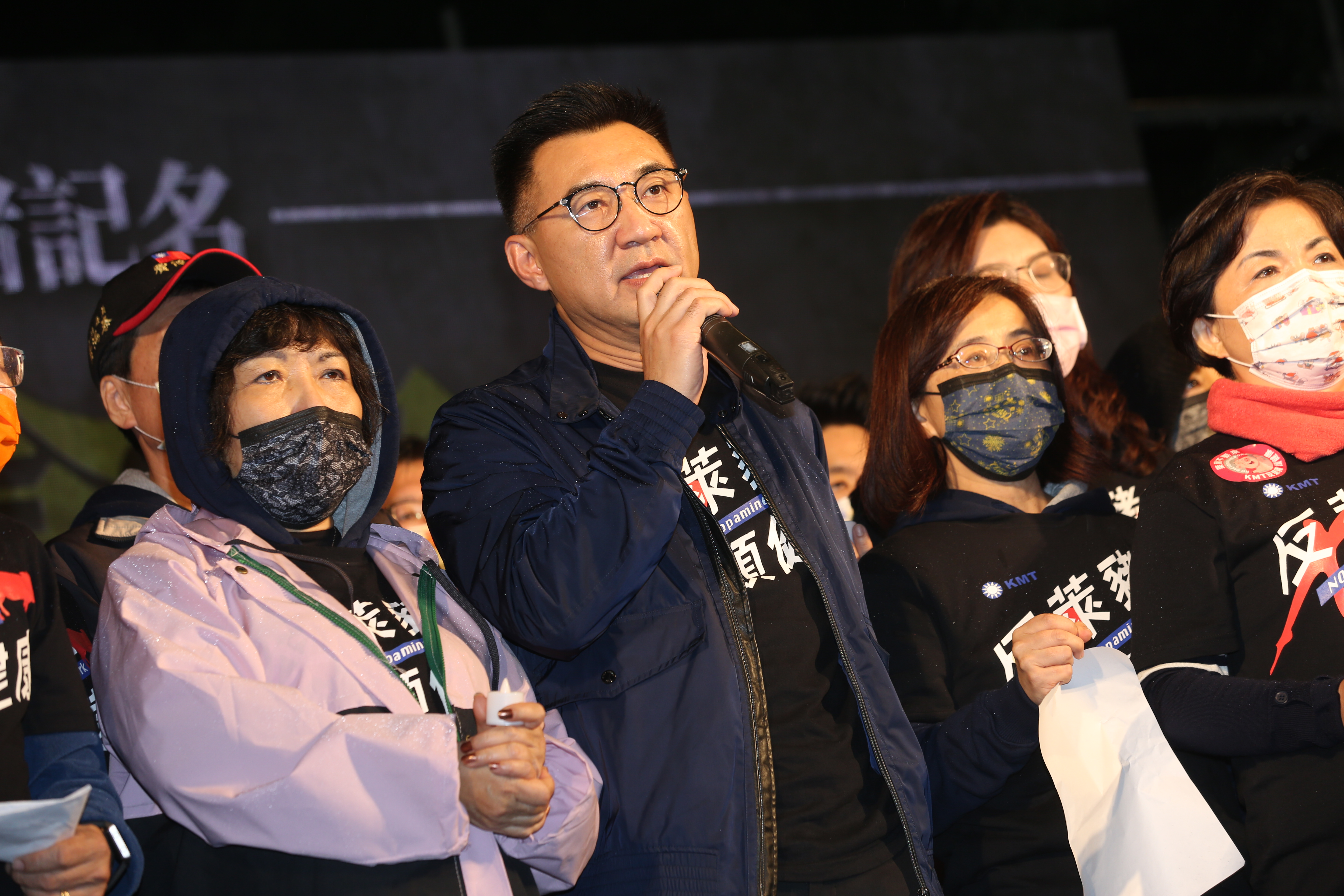 國民黨主席江啟臣，率藍委夜宿街頭重申反萊豬立場。