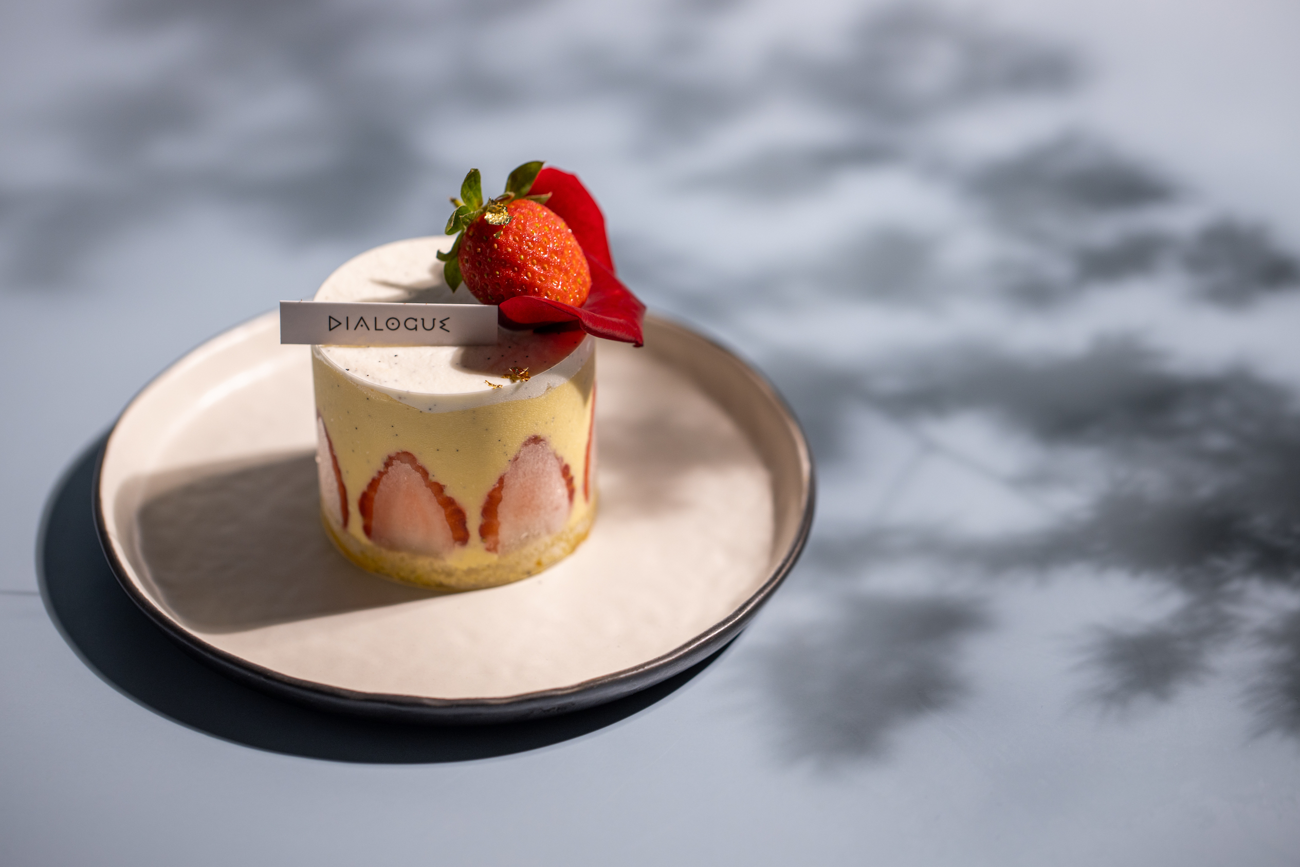 「我旅行9,000公里把它交給你」描述青澀的戀情，草莓與櫻桃酒展現青春。（200元／個）