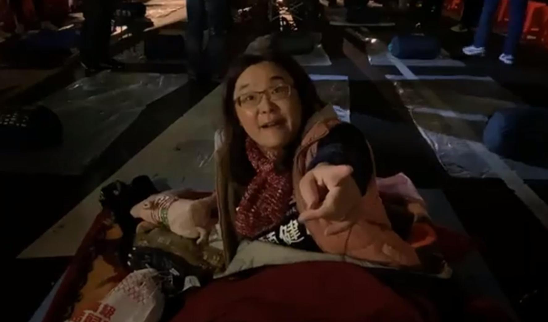陳玉珍準備裝備相當齊全,不僅自備毯子保暖,還隨身攜帶美豬玩偶陪睡。(翻攝自陳玉珍臉書)