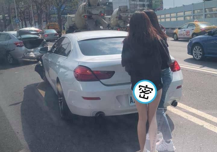 網友車禍現場,見肇事方是正妹直喊「什麼都好好說」。(翻攝自爆廢1公社)