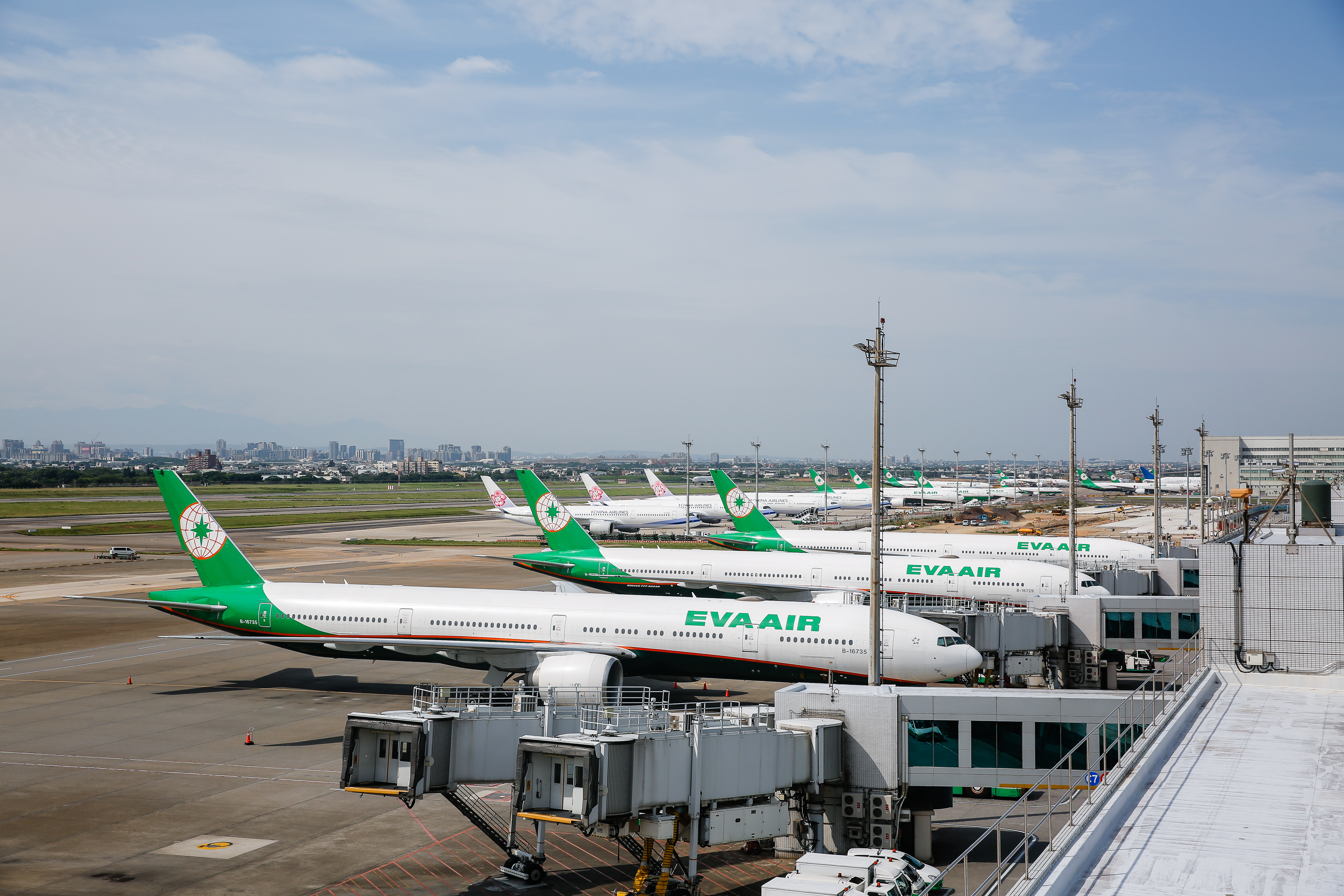 針對與染疫機師同班機的空服員赴百人聚會一事，長榮航空解釋其空服無須居檢原因。（本刊資料照）