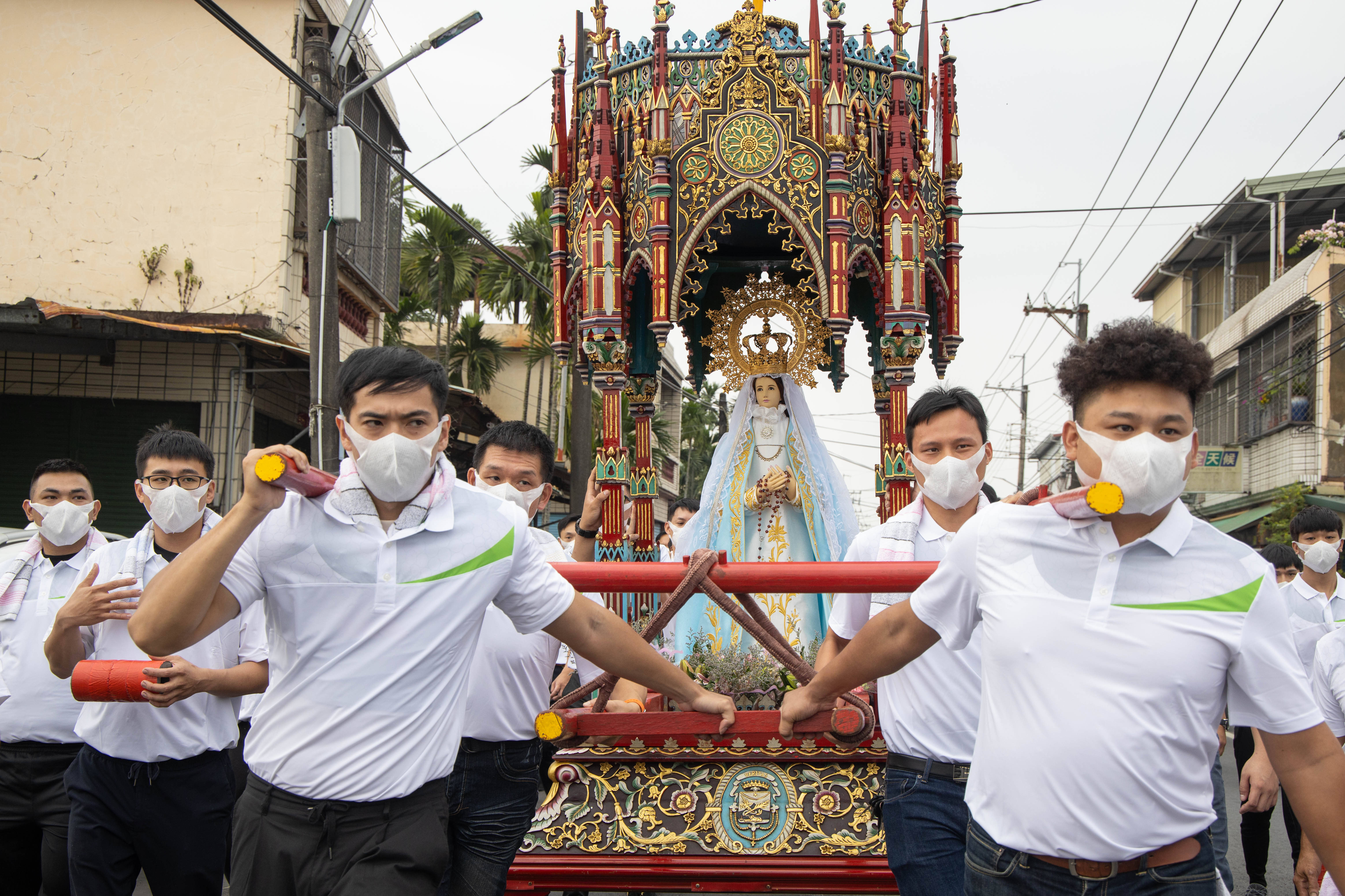 萬金聖母遊行當天聖母會乘坐在重達400公斤的木轎上，出巡遶境萬金村與赤山村。