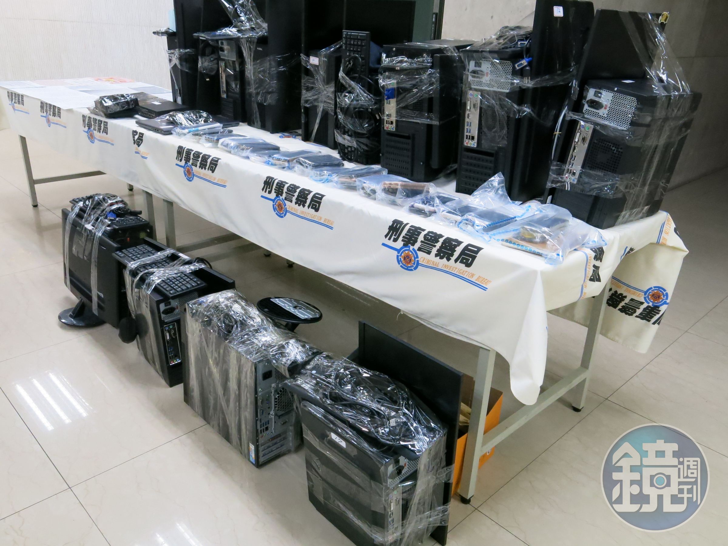 警方查扣電腦、筆電等贓證物。（刑事局提供）