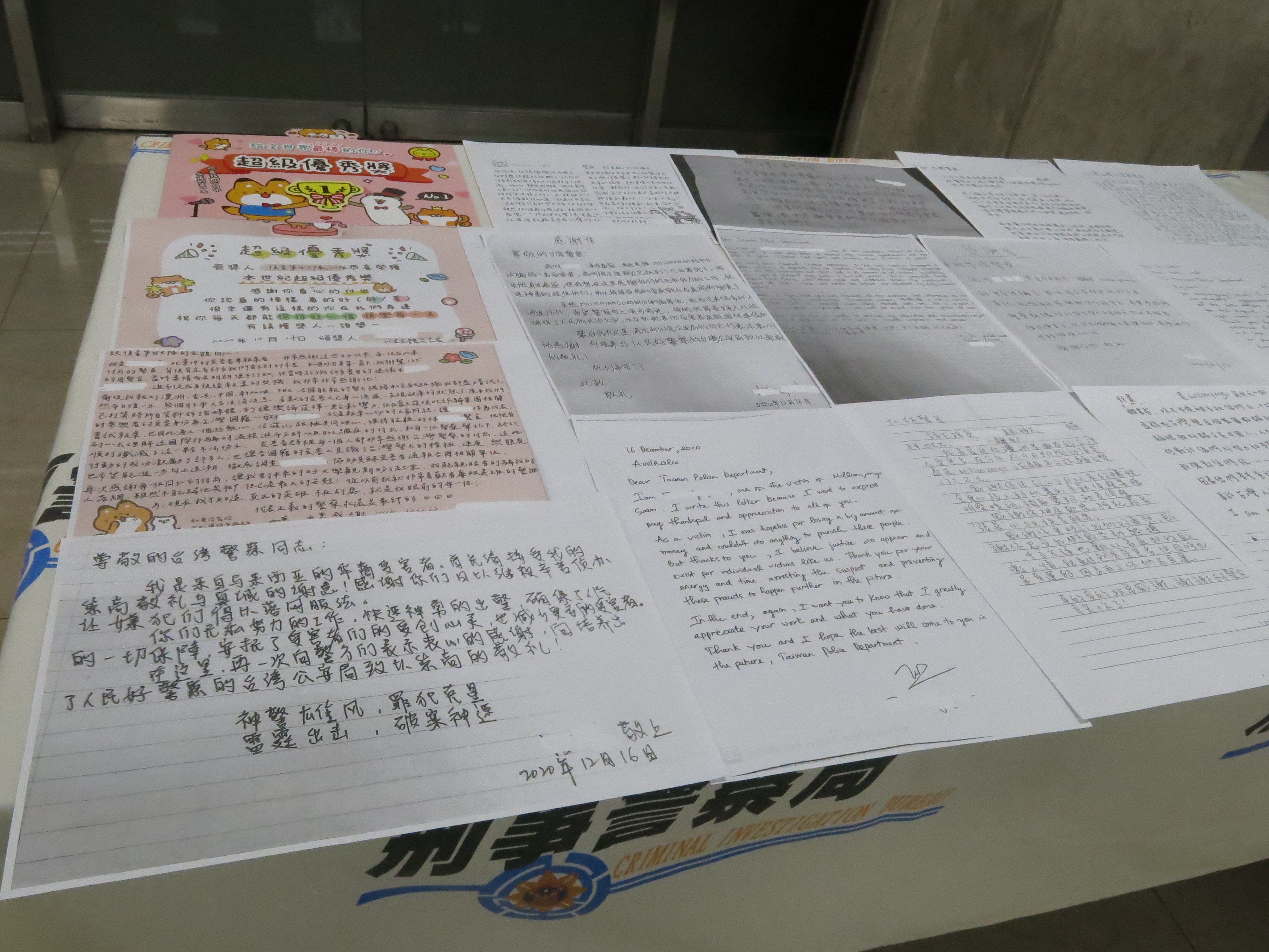 警方破獲愛情詐騙集團後，不少被害人寄發感謝信表達敬意。（刑事局提供）