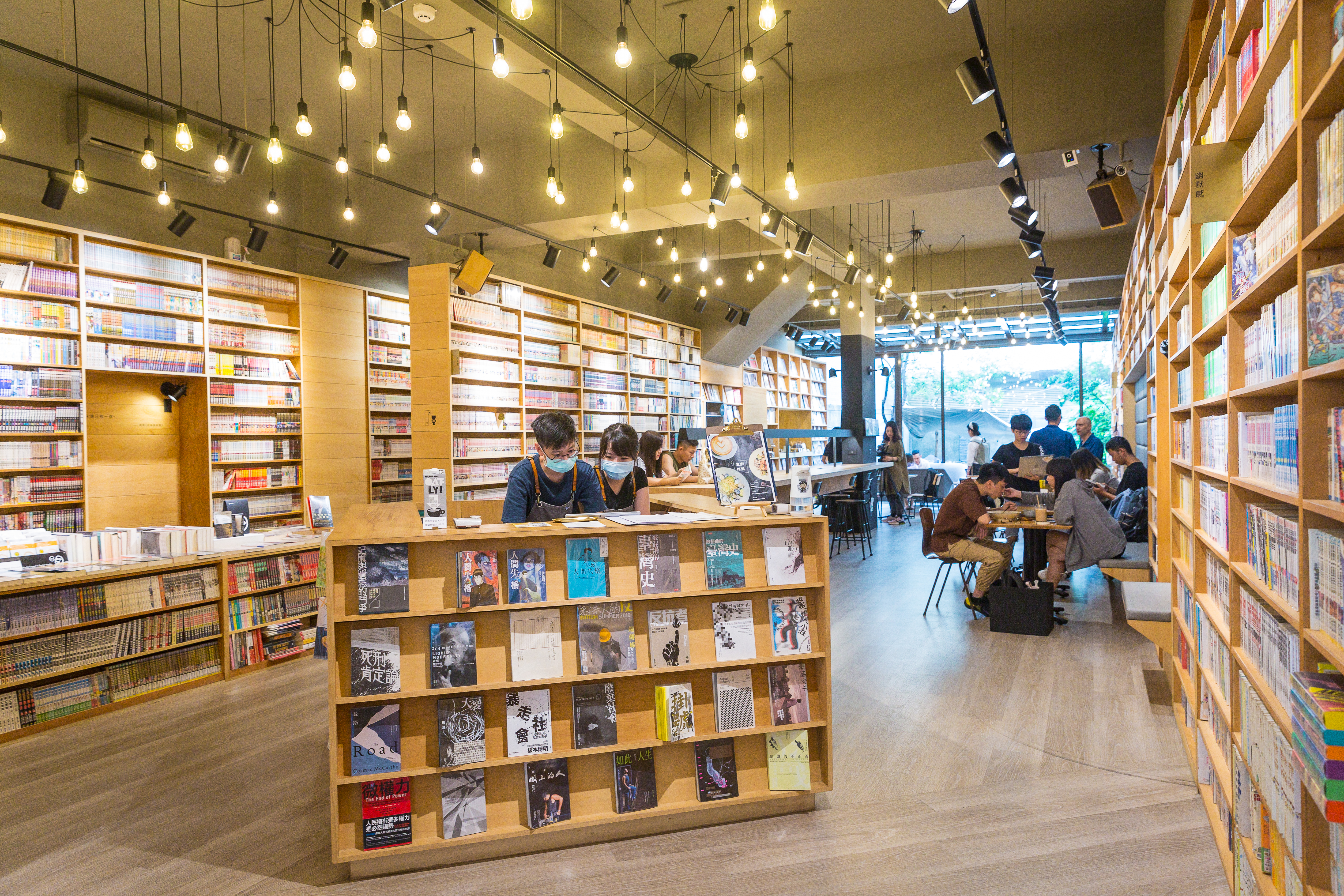 柔和燈光與木質空間，李昆霖經營的Booking漫畫店，被網友封為全台最美漫畫店。