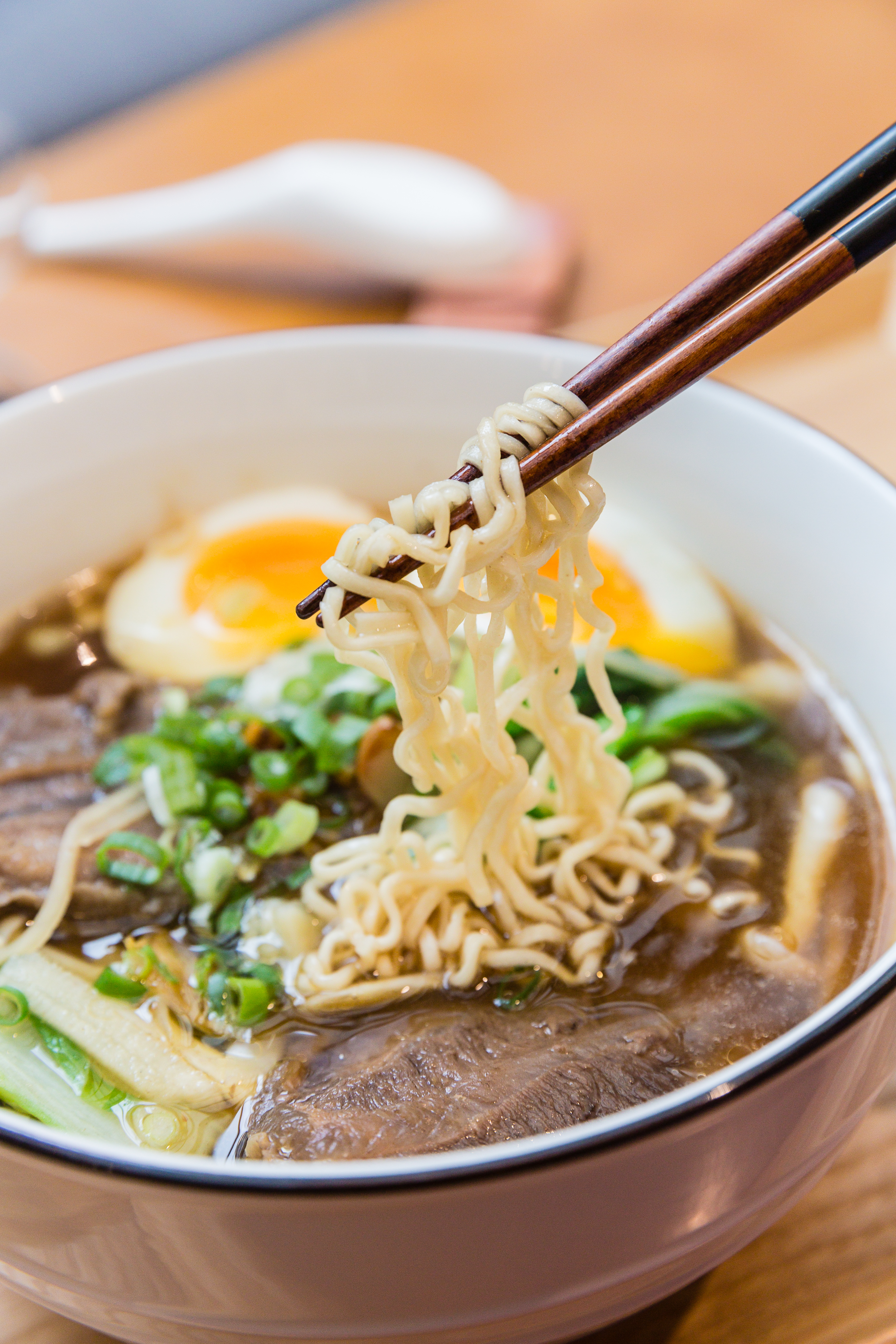 牛肉泡麵光湯頭就要費時6小時熬煮，每日限量30碗。（350元）