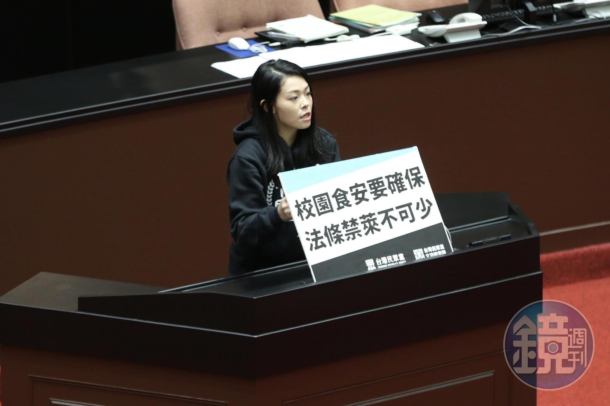 民眾黨立委高虹安主張《學校衛生法》必須納入限用國產肉品的規定。