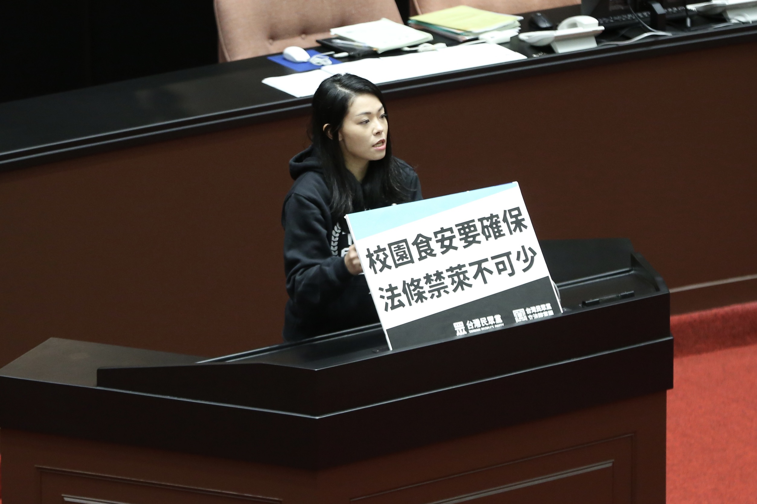 民眾黨立委高虹安主張《學校衛生法》必須納入限用國產肉品的規定。