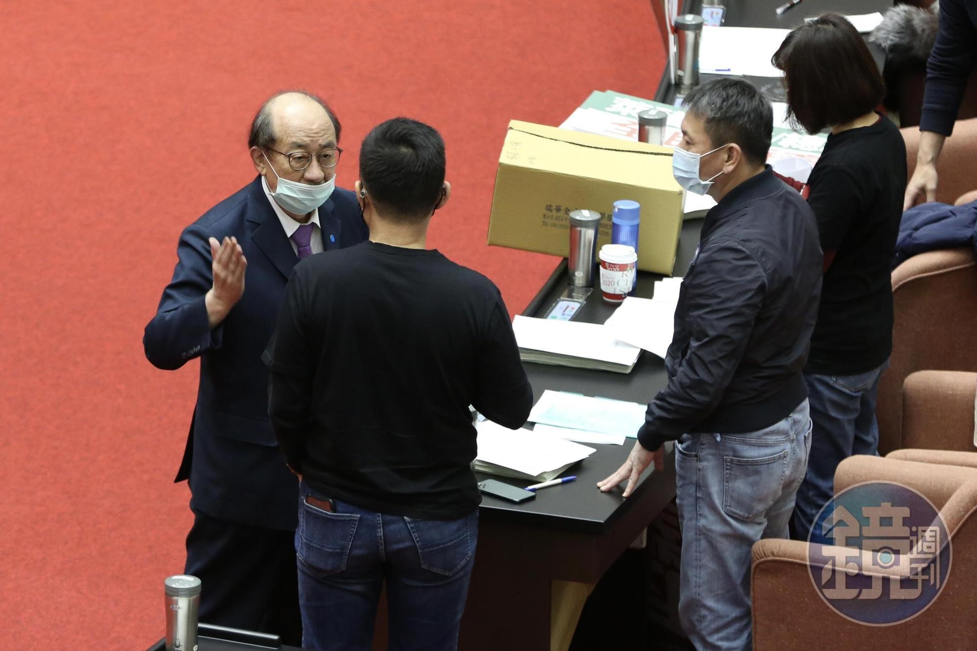 民進黨團總召柯建銘在議場與國民黨立委互動。