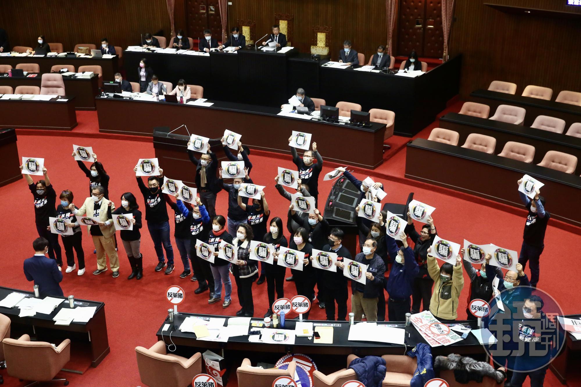 在關鍵條文表決被否決過後,國民黨立委高舉「騙」字標語。