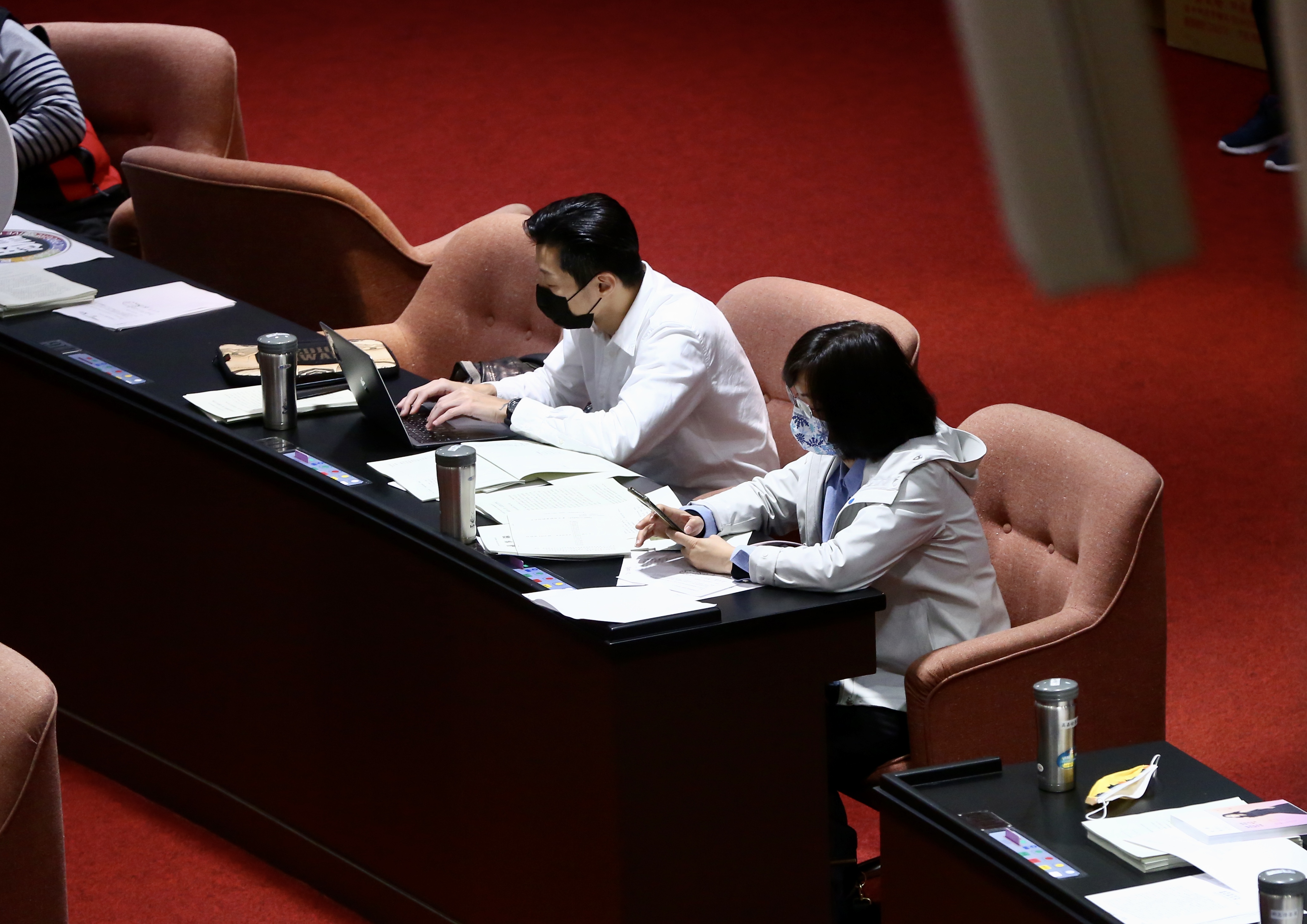 民進黨立委林淑芬（右）今表決關鍵條文時都棄權。