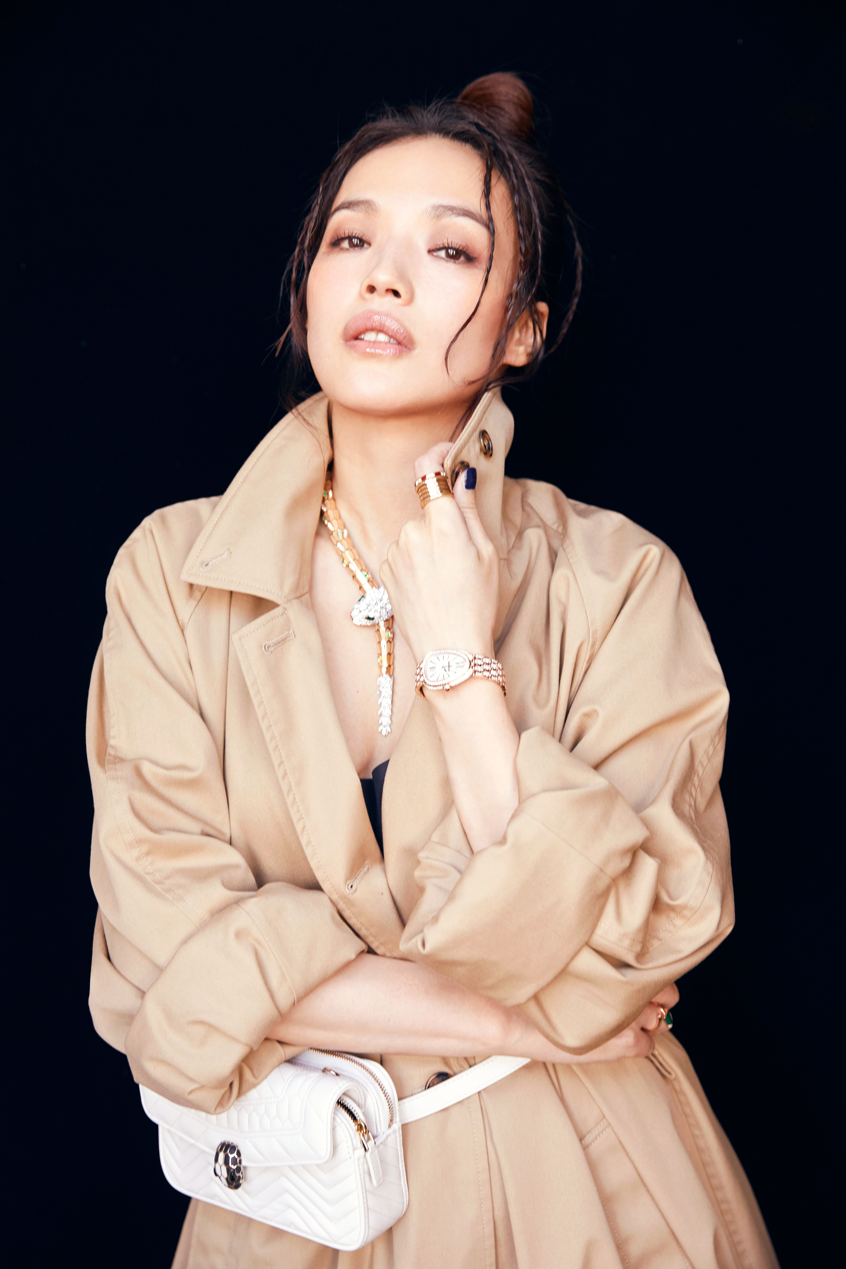 寶格麗品牌代言人舒淇配戴Serpenti Forever白色腰包出席BVLGARI BASEL 2019全球記者會。NT65,000。（寶格麗提供）