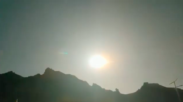 中國青海省囊謙縣本月23日早上7點多，出現一顆大火球照亮夜空。（翻攝微博）