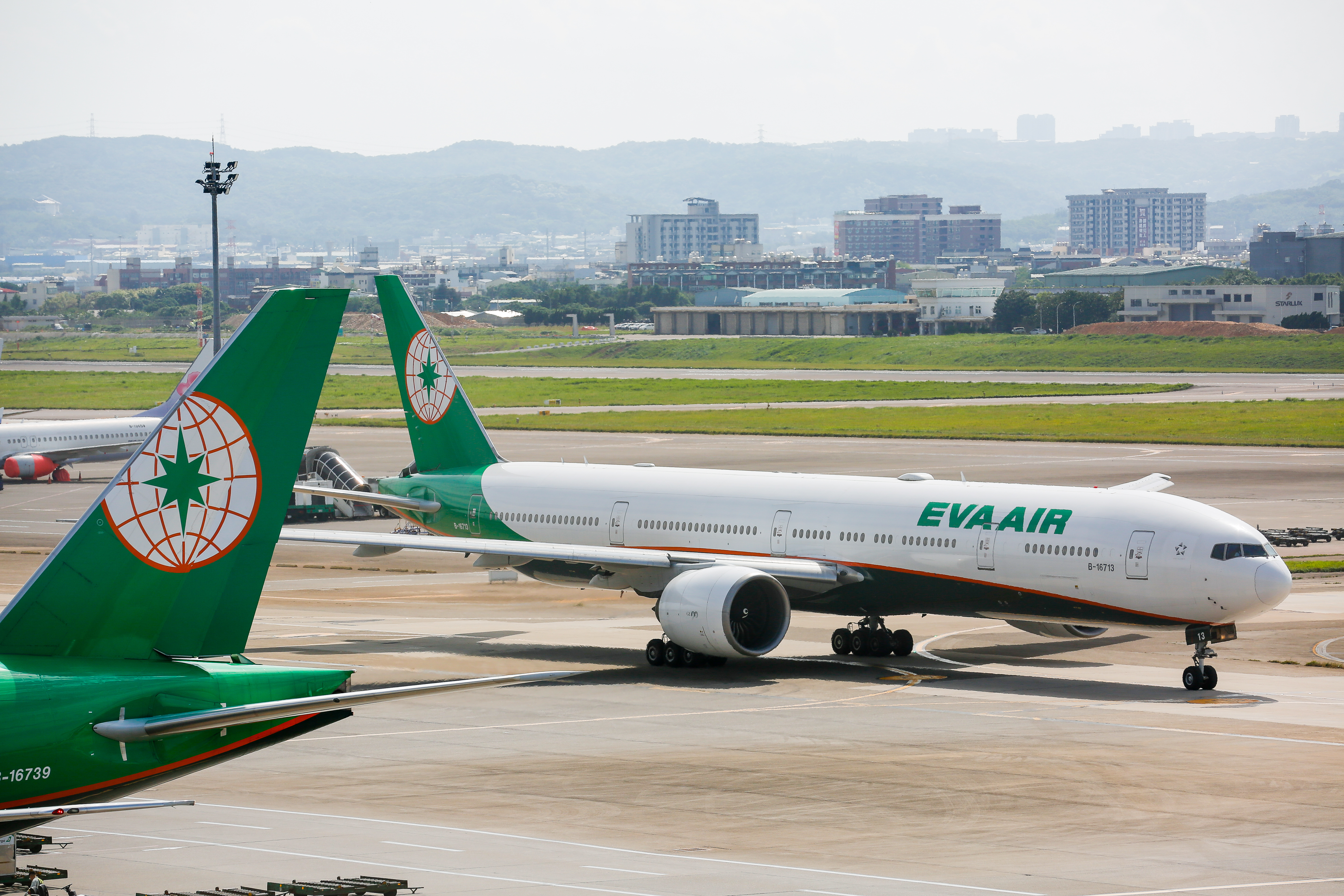 長榮航空機師染疫事件,讓外界重新審視航空公司的檢疫規範,長榮也嚴加要求機組員自主管理期間的規定。(本刊資料照)