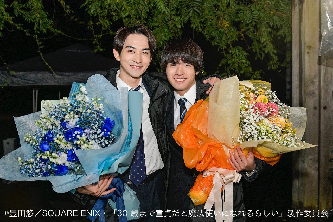 《如果30歲還是處男，似乎就能成為魔法師》今晚將迎接大結局，官方釋出「安達」赤楚衛二（右）和「黑澤」町田啓太（左）的殺青照。（翻攝自「tx_cherimaho」Twitter）