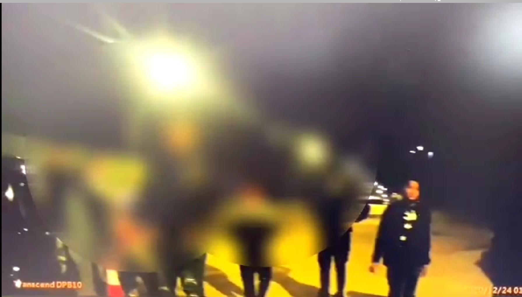 被毆成傷的蕭姓男子對警方佯稱自摔受傷，但警方認為案情不單純，將在場6名涉嫌人帶回偵辦。（翻攝畫面）
