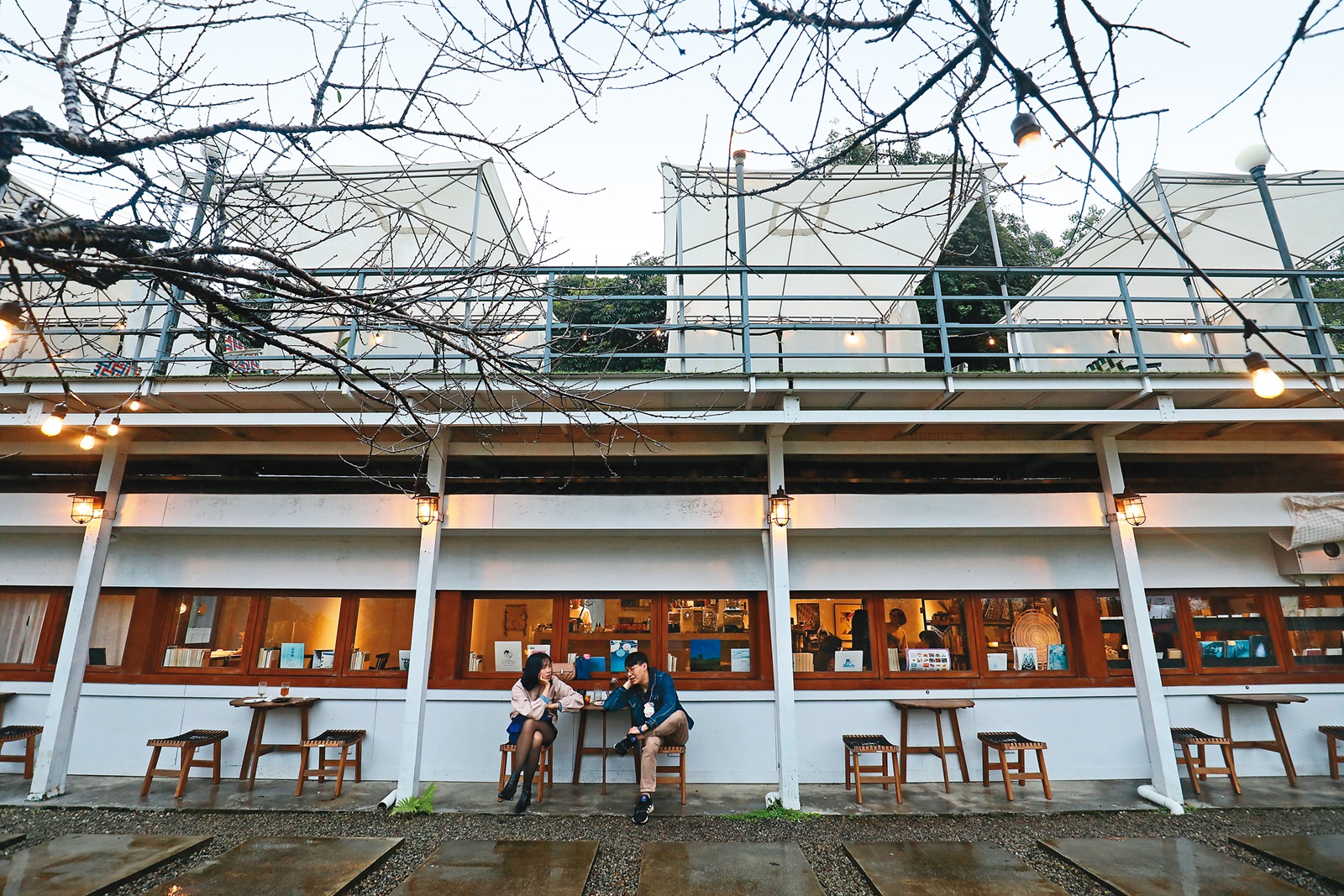 「生活在他方-夜貓店」帶有時尚感的簡潔設計，成為貓空最紅的地標。