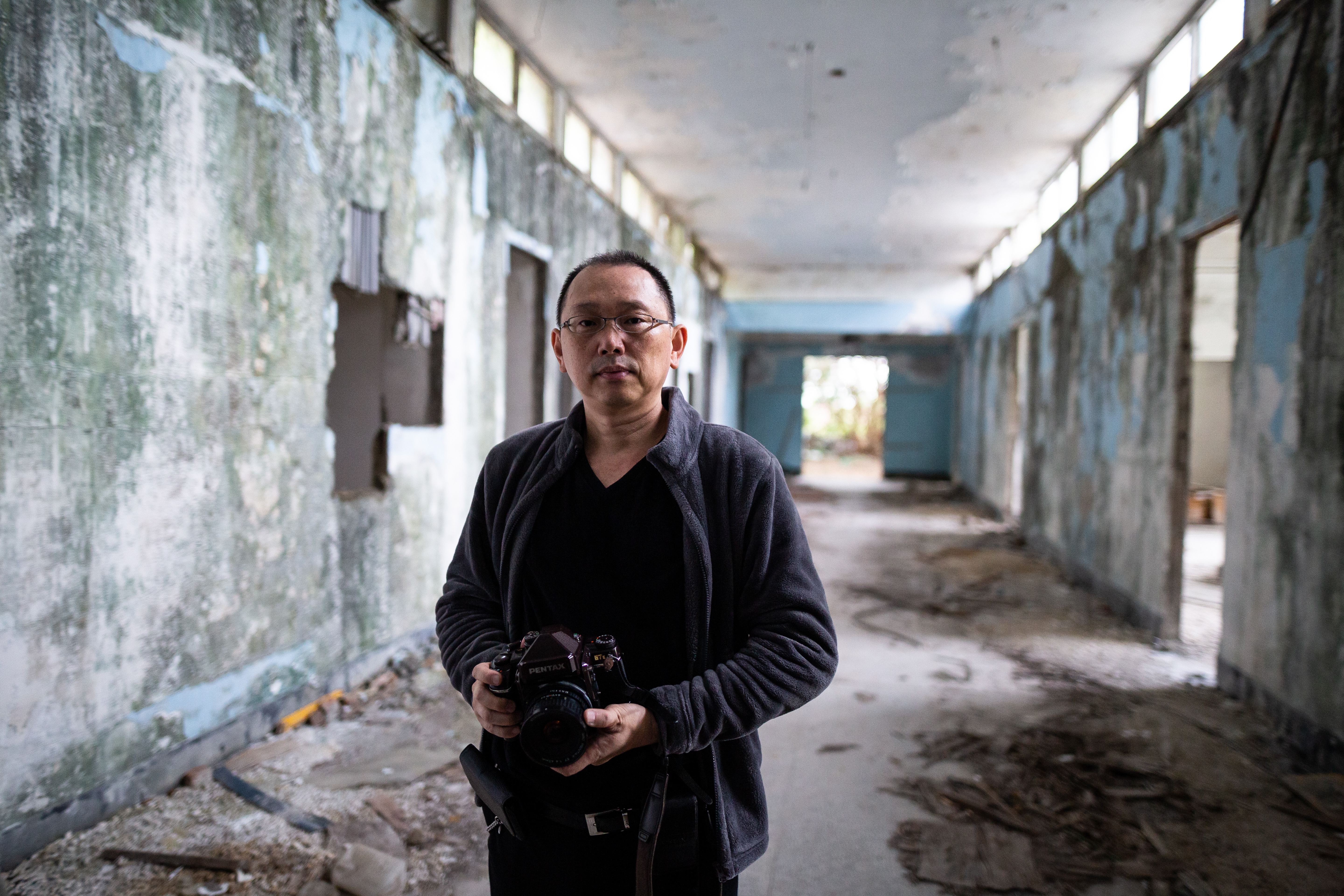 姚瑞中經常獨自一人到各地廢墟拍照。