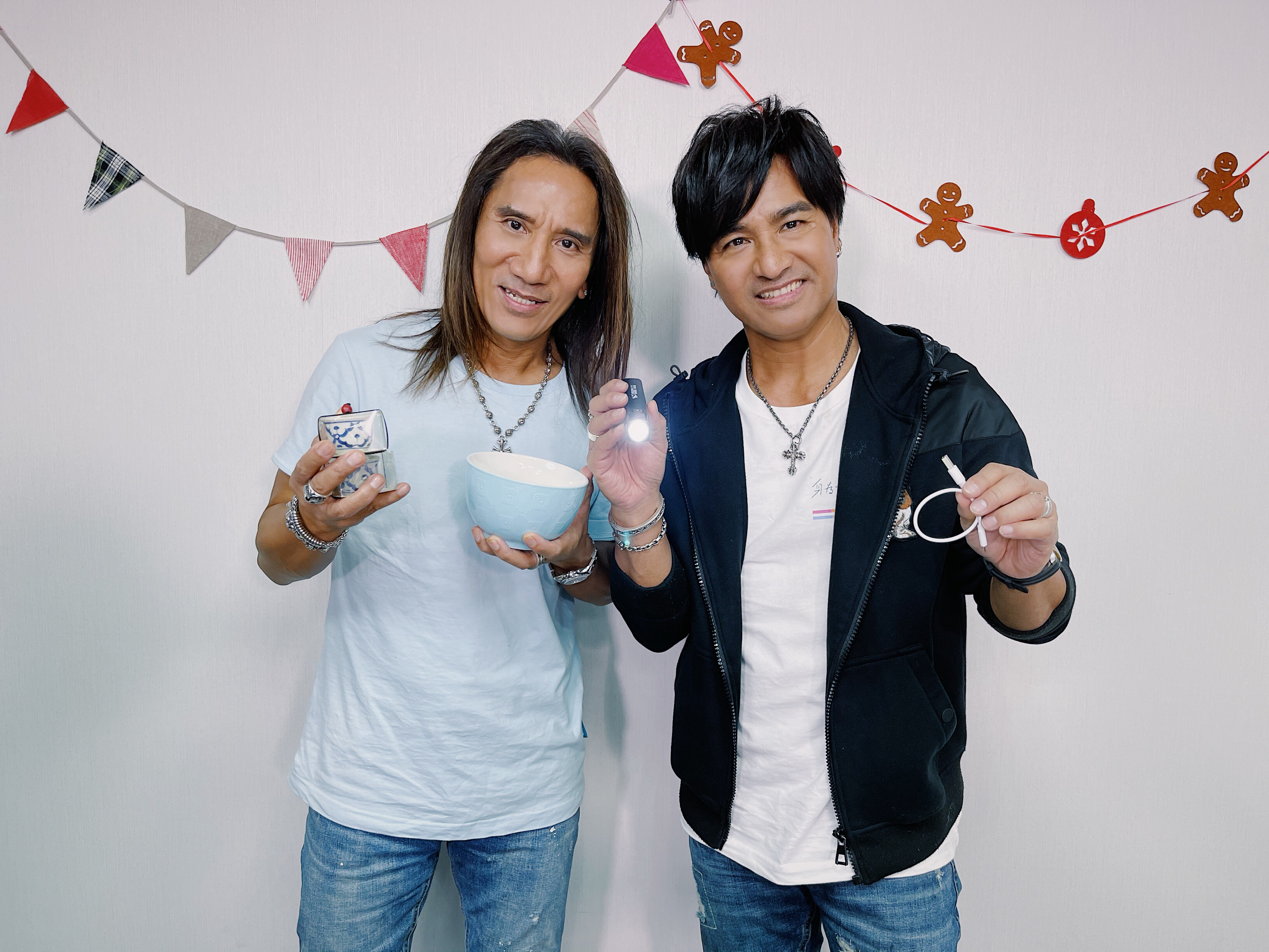 尤秋興抽到顏志琳準備的手電筒，顏志琳則獲得同事準備的杯碗組。（華研國際提供）