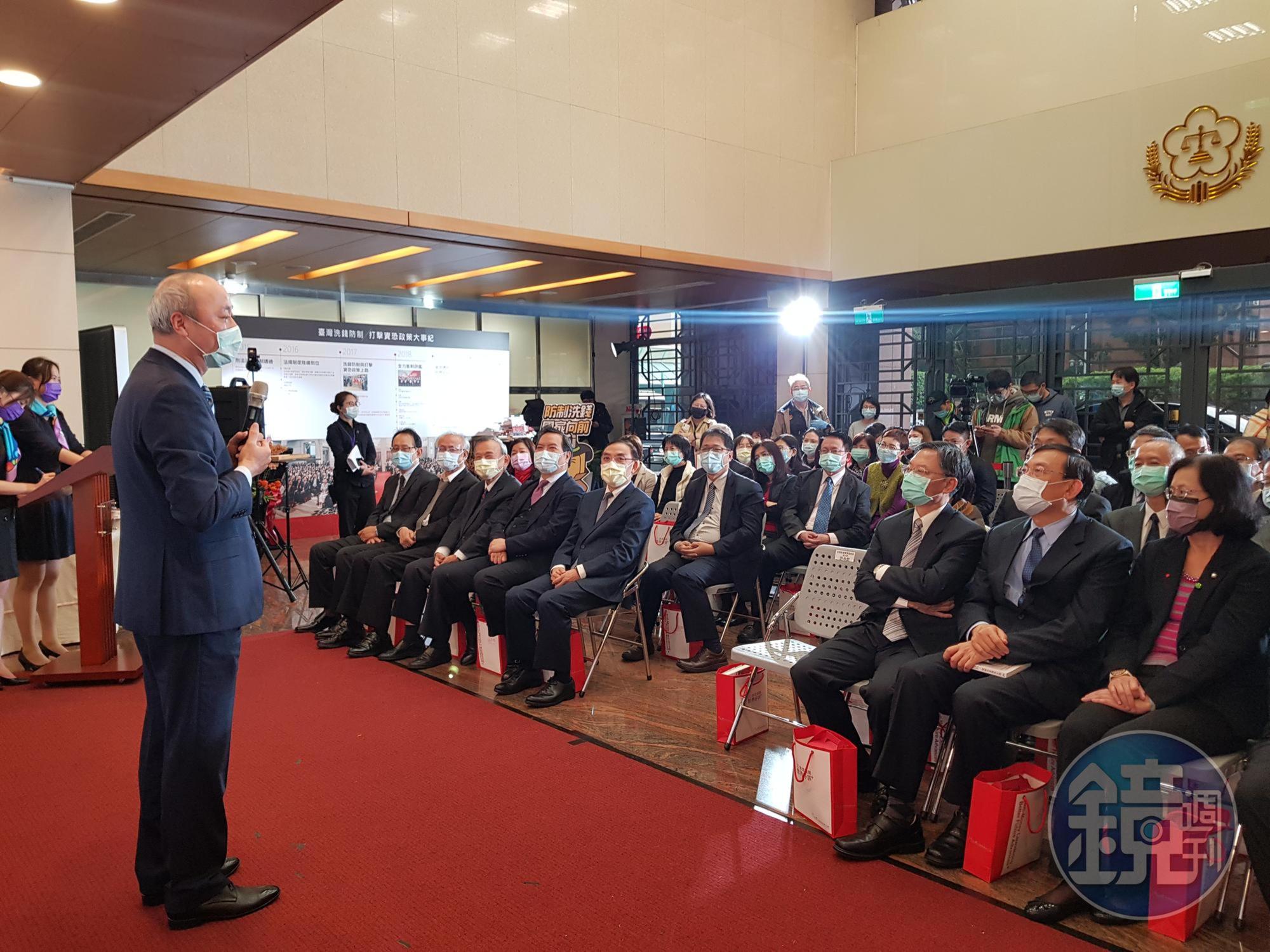 《從不及格到亞洲第一》新書發表會,曾任檢察官的金管會副主委許永欽首度以官員身分回娘家到法務部,由於他也曾是洗防辦執秘,成為今天新書發表會的另個焦點。