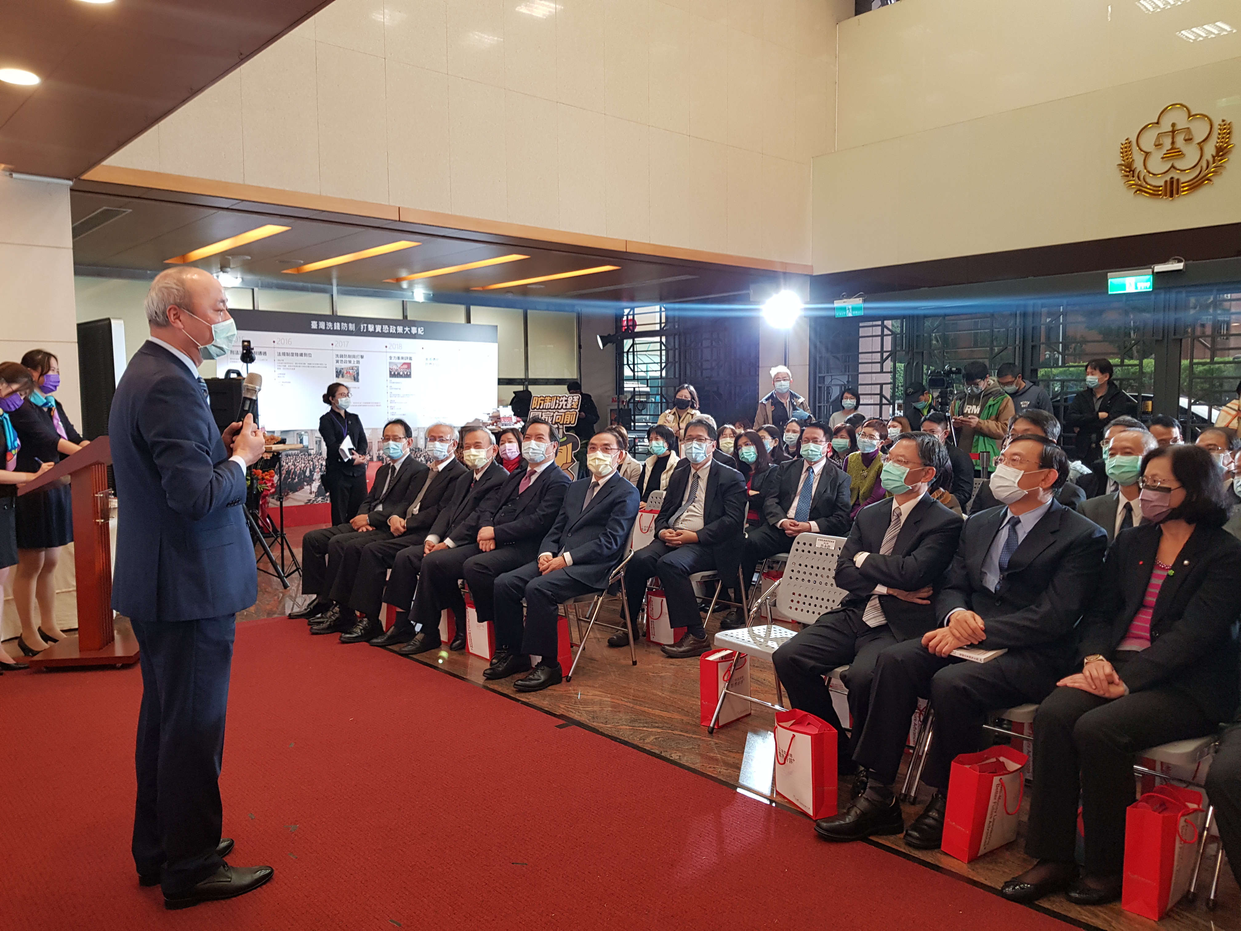 《從不及格到亞洲第一》新書發表會,曾任檢察官的金管會副主委許永欽首度以官員身分回娘家到法務部,由於他也曾是洗防辦執秘,成為今天新書發表會的另個焦點。